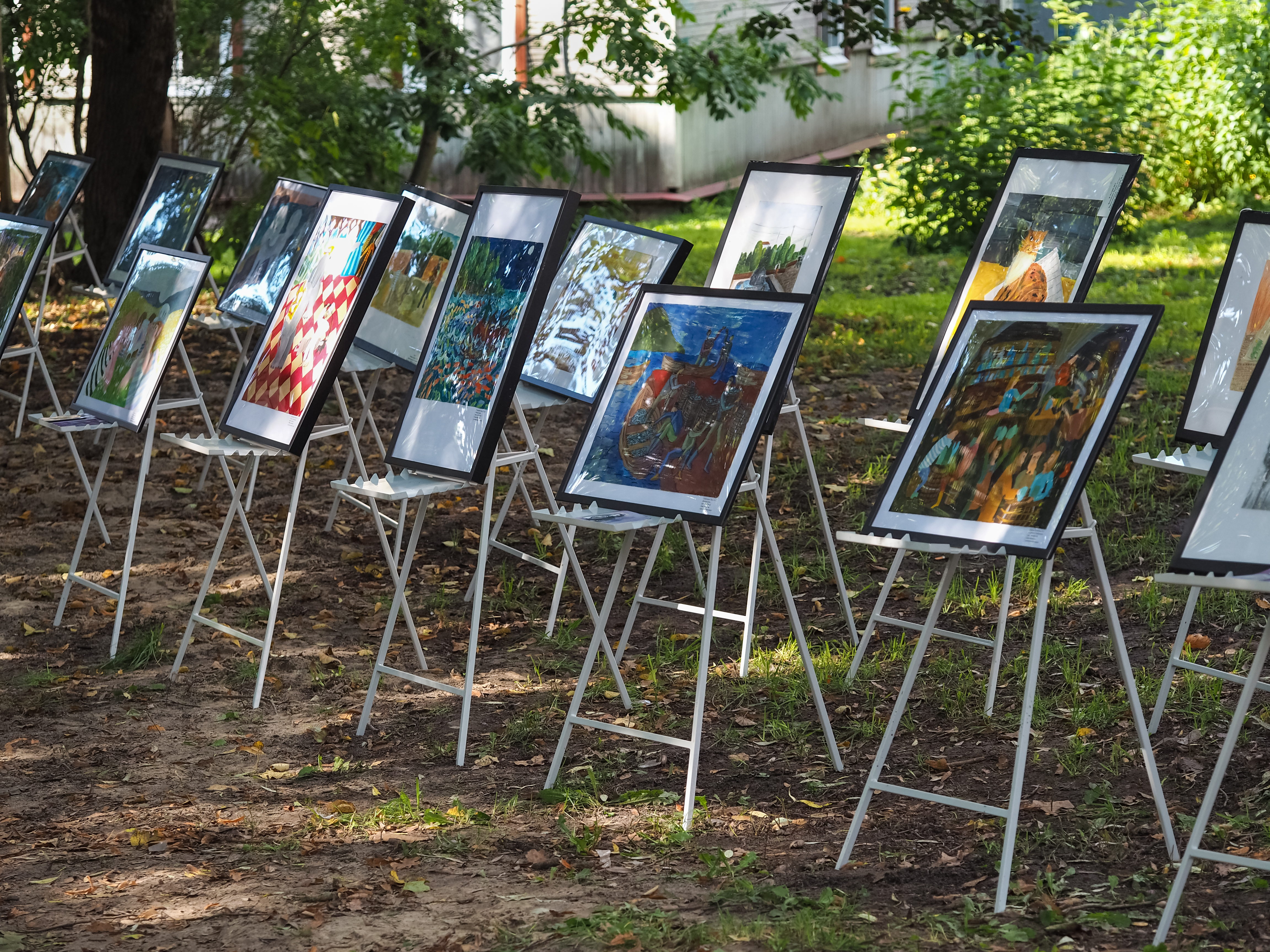 Exhibition of paintings in the yard | Source: Shutterstock