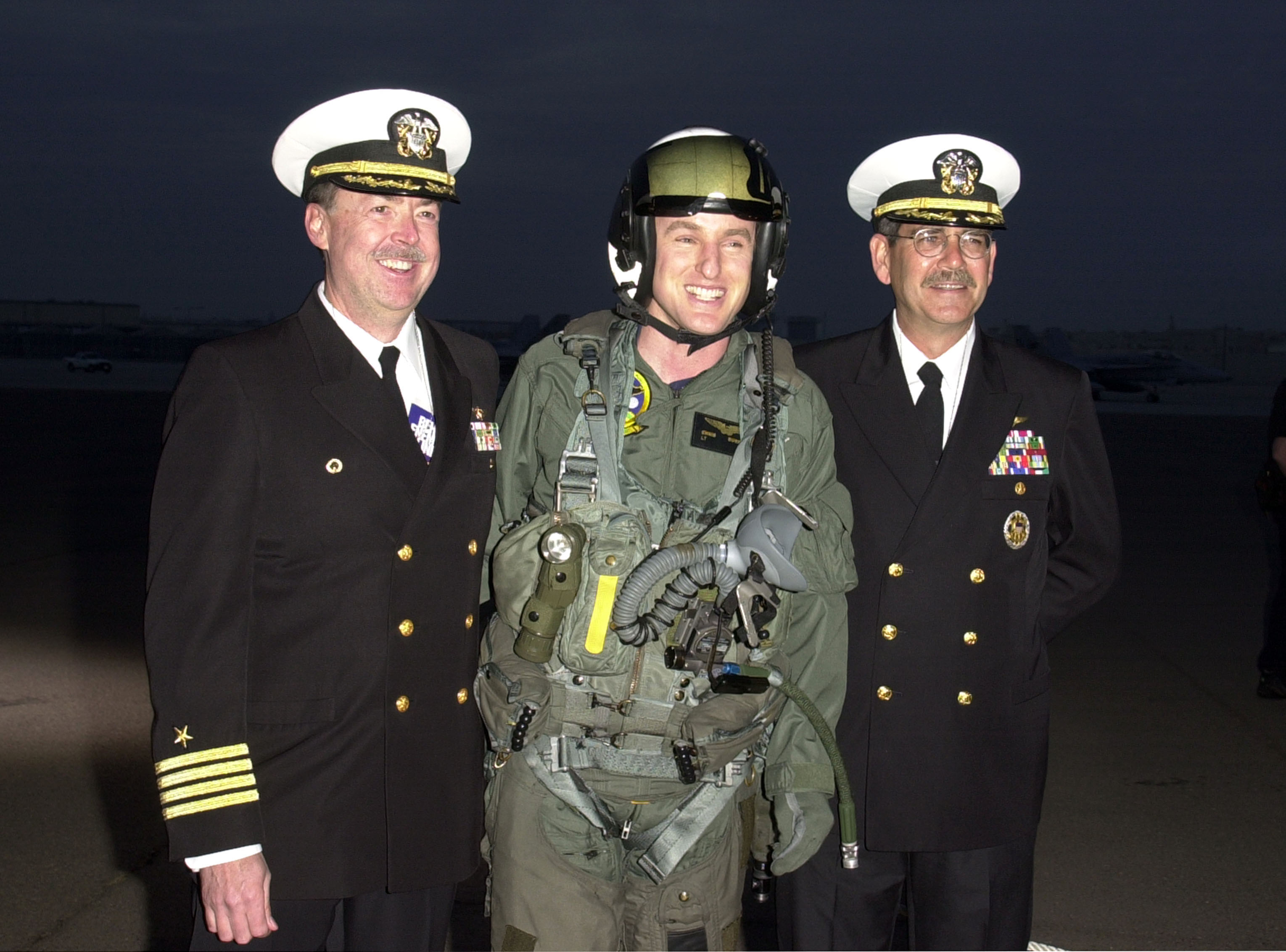 Captain David R. Landon, Owen Wilson, and Commander Mike Urquhart attend the "Behind Enemy Lines" Navy Premiere in 2001 in Coronado, California. | Source: Getty Images