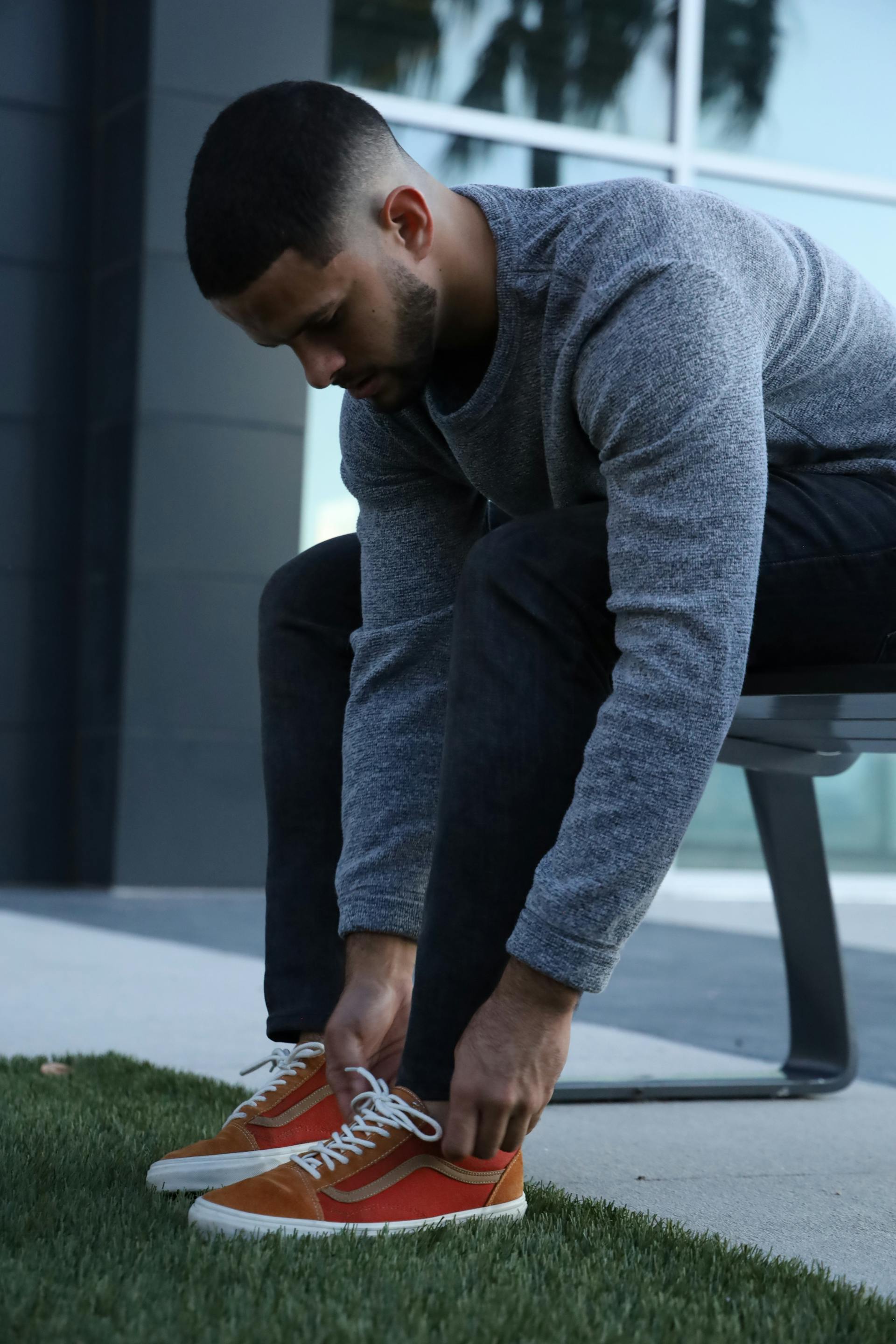 A man putting his shoes on | Source: Pexels