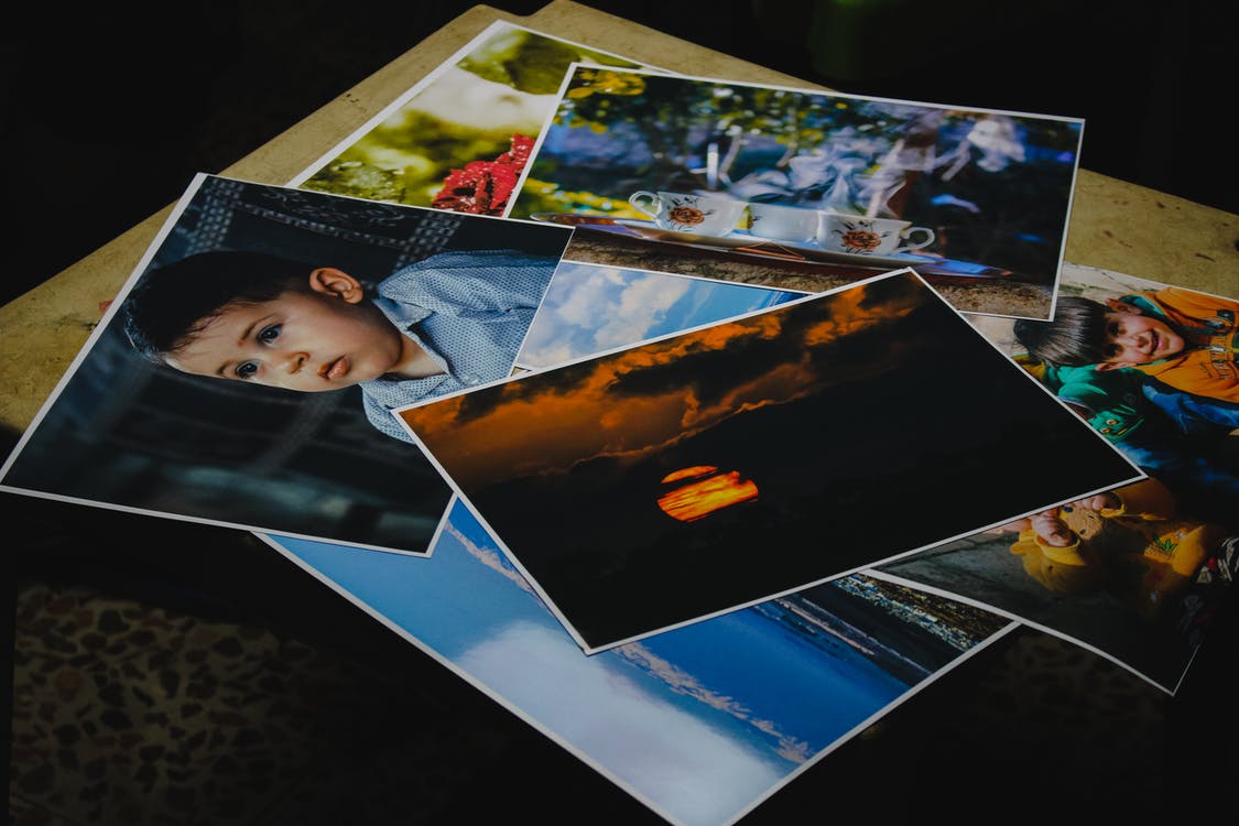 Varias fotografías sobre una mesa. | Foto: Pexels