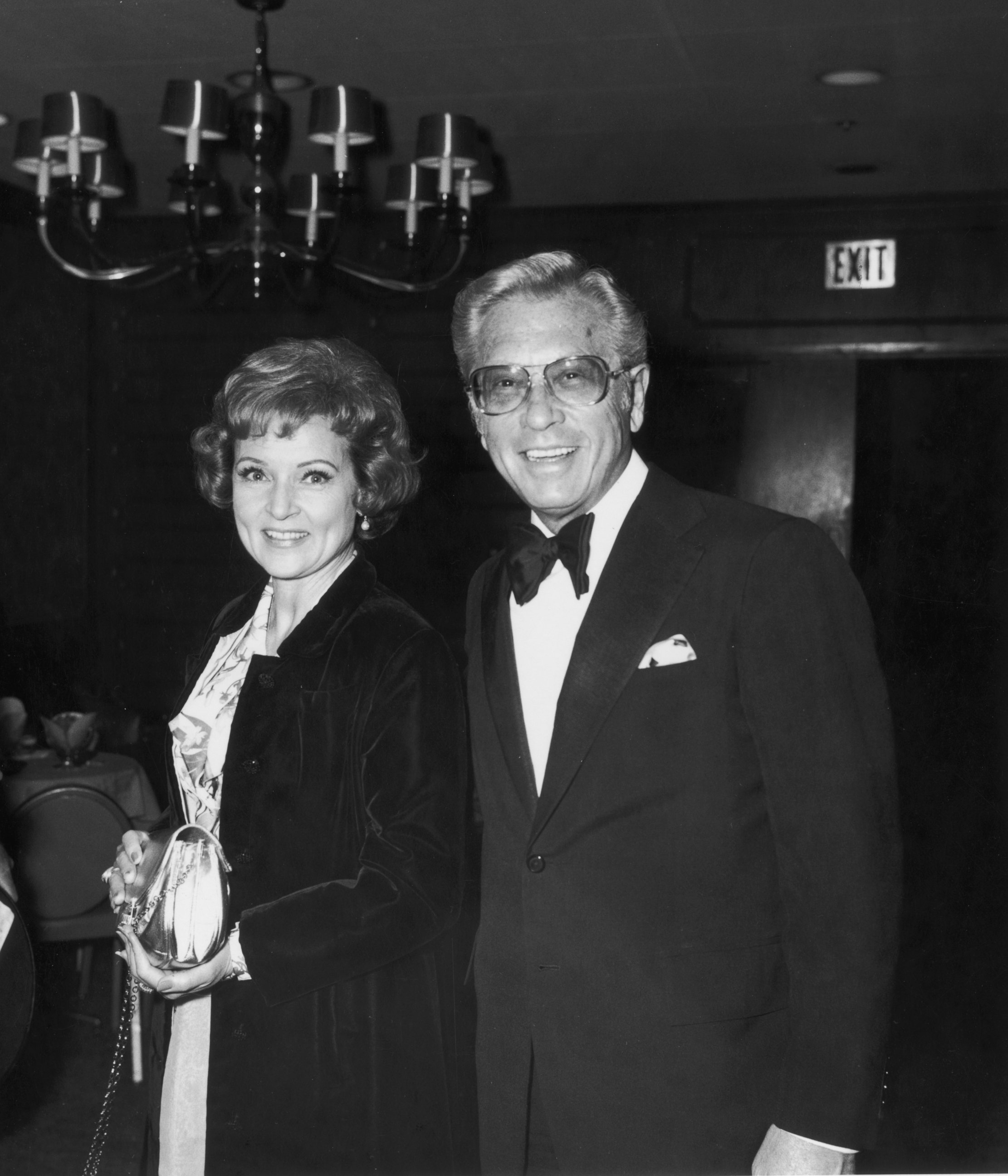 Betty White lächelt mit ihrem Mann, dem TV-Produzenten Allen Ludden, während eines International Broadcasting Awards-Dinners zu Ehren von Mary Tyler Moore am 19. März 1974 ┃ Quelle: Getty Images