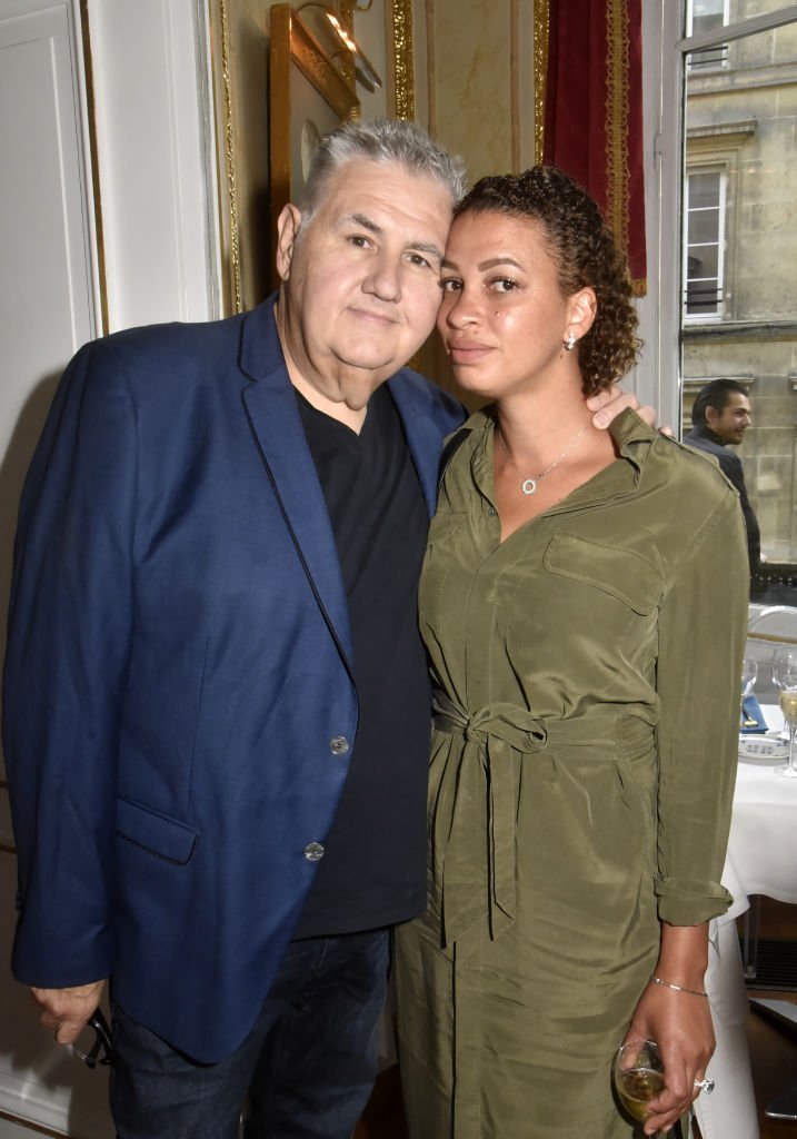 Pierre  Ménès et sa femme Mélissa | photo : Getty Images