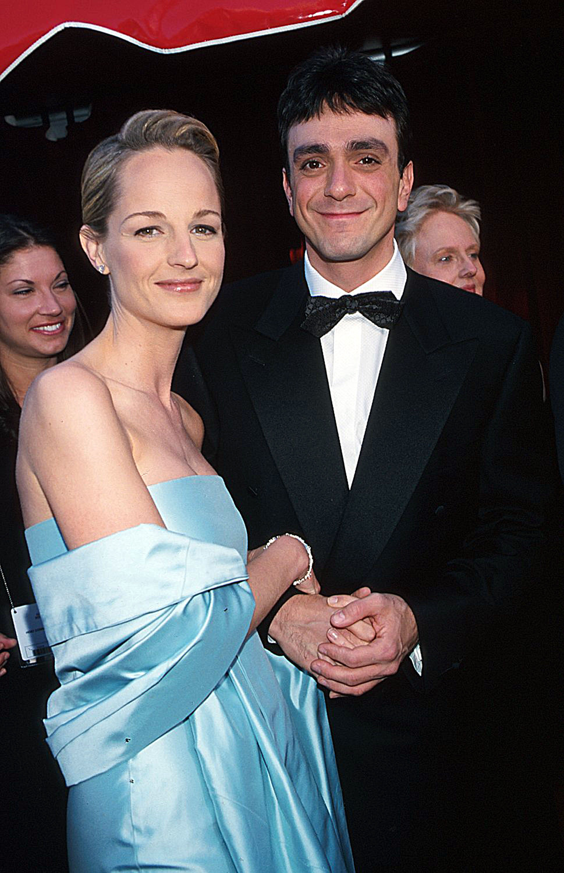 Helen Hunt and Hank Azaria on the red carpet of The 70th Annual Academy Awards in Los Angeles, California, on March 23, 1998 | Source: Getty Images