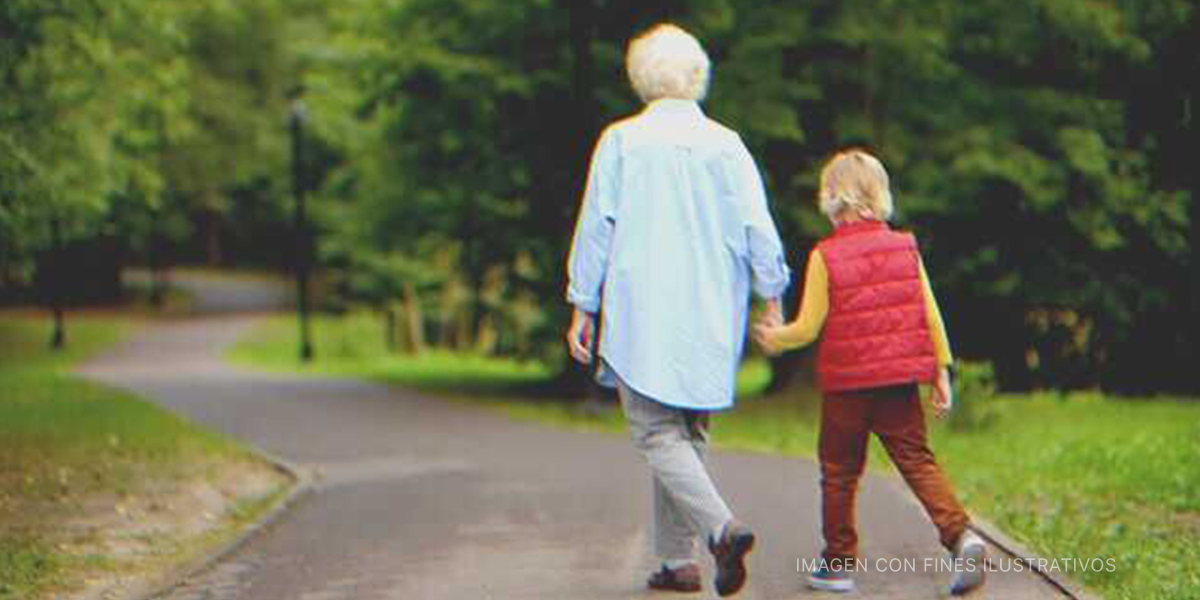 Abuela sosteniendo la mano de su nieto mientras camina. | Foto: Shutterstock