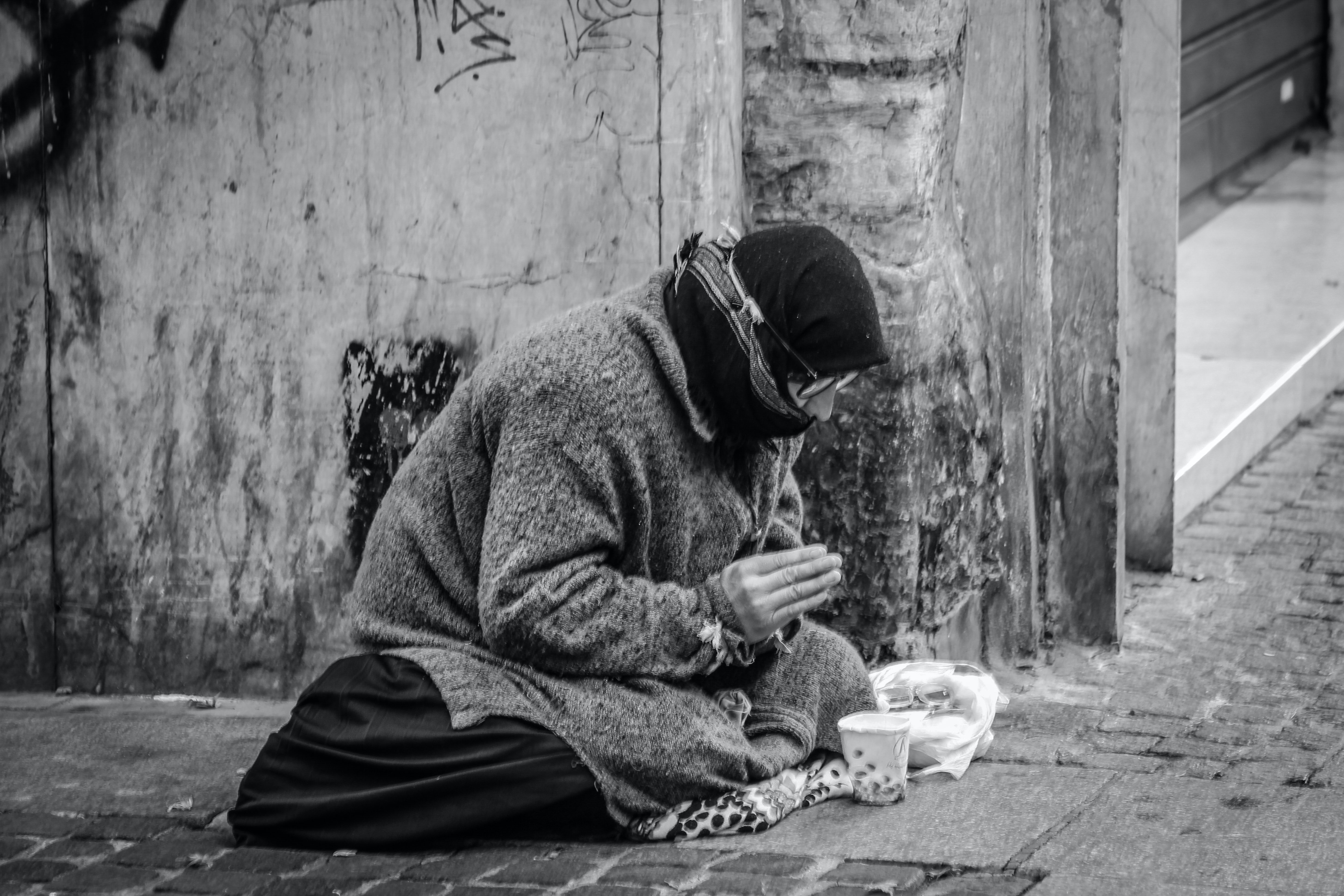 A homeless man on the street. | Pexels/ sergio omassi 