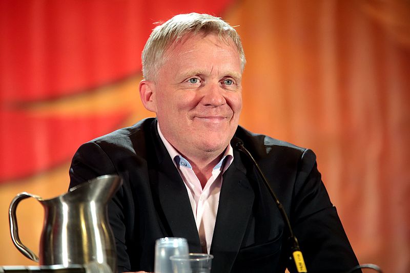 Anthony Michael Hall speaking at the 2017 Phoenix Comicon. | Source: Wikimedia Commons
