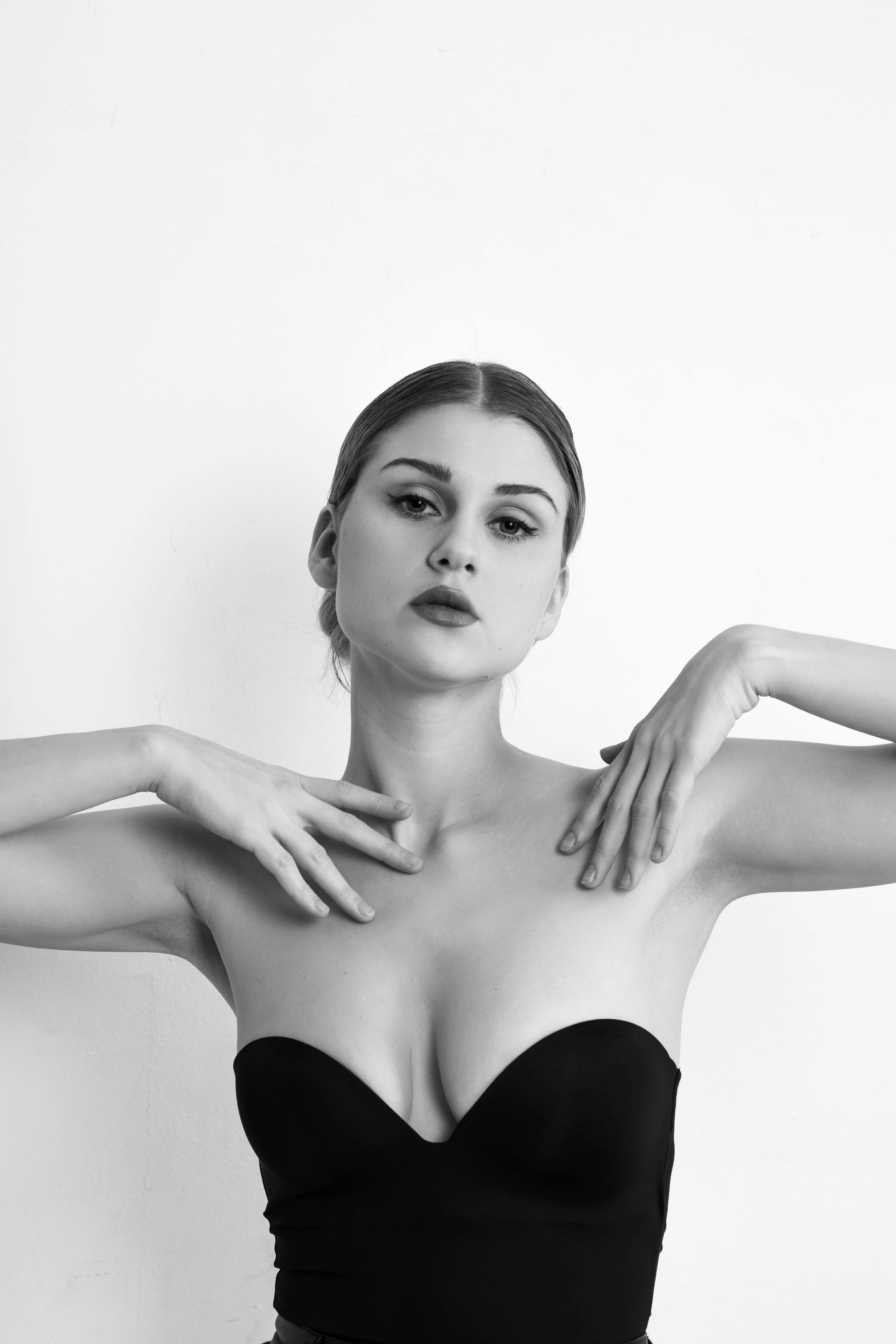 A young woman wearing a strapless top, showing her cleavage | Source: Pexels