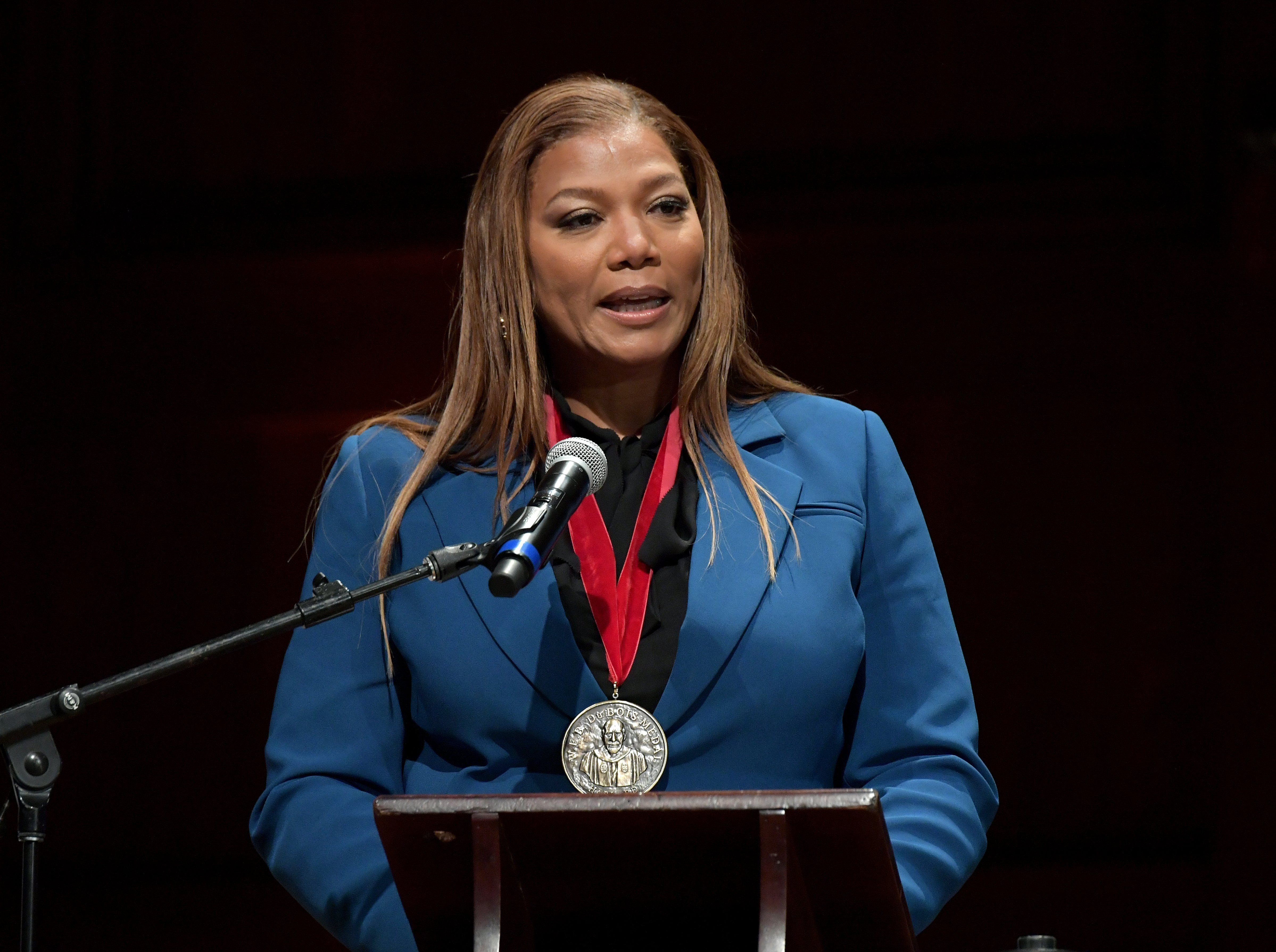 Queen Latifah accepting her W. E. B. Du Bois Medal at Harvard University on October 22, 2019. | Photo: Getty Images