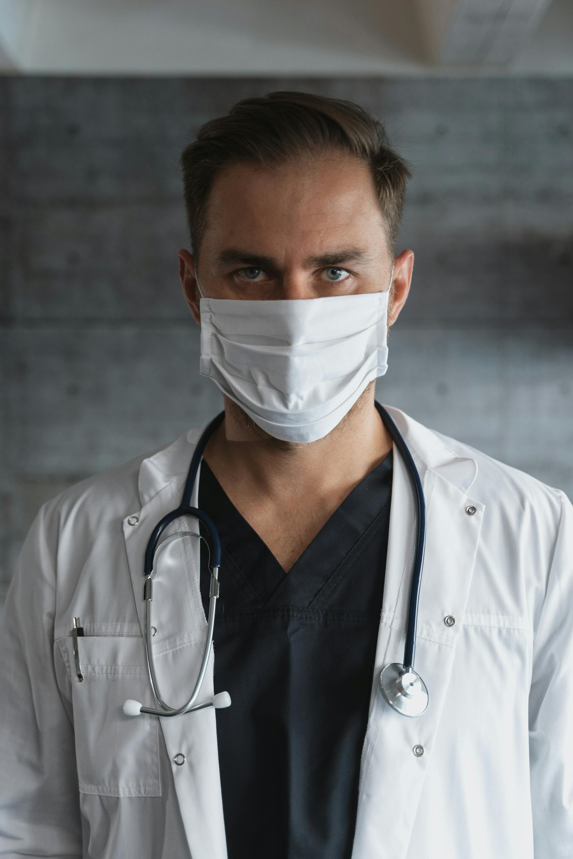 A doctor wearing a face mask | Source: Pexels