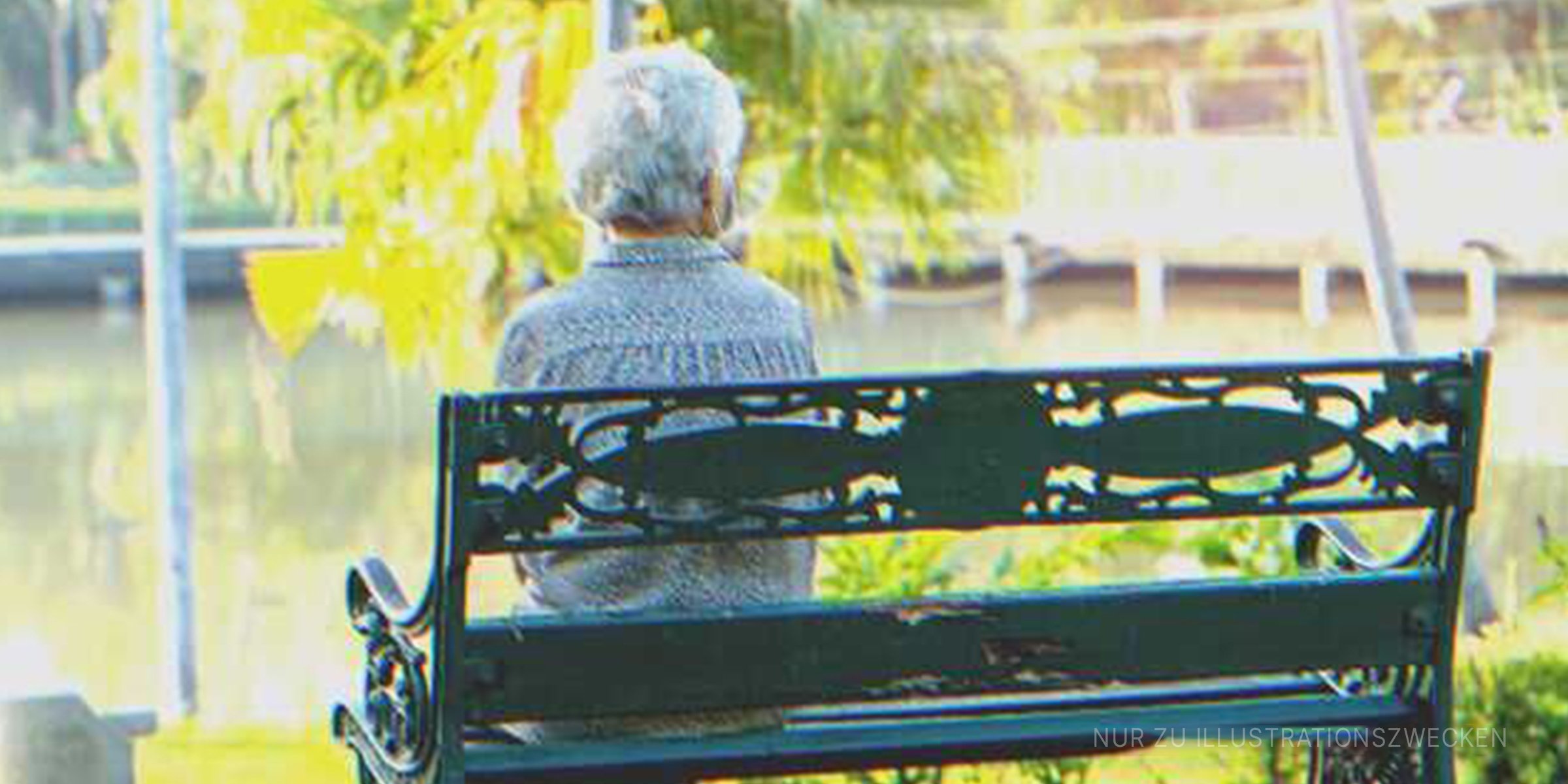 Alte Frau, die Auf Einer Bank Sitzt. | Quelle: Shutterstock