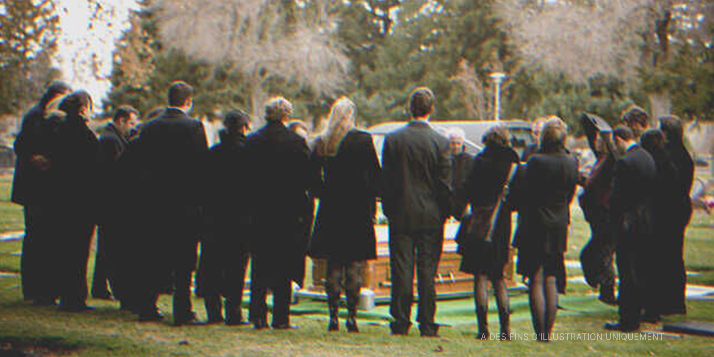Des personnes aux funérailles de leur proche | Photo : Getty Images