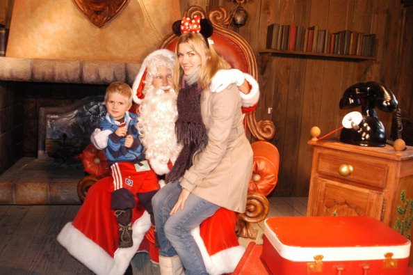 Nina Bott, Sohn Lennox (4 Jahre), Disneyland-Mitarbeiter als Weihnachtsmann | Quelle: Getty Images