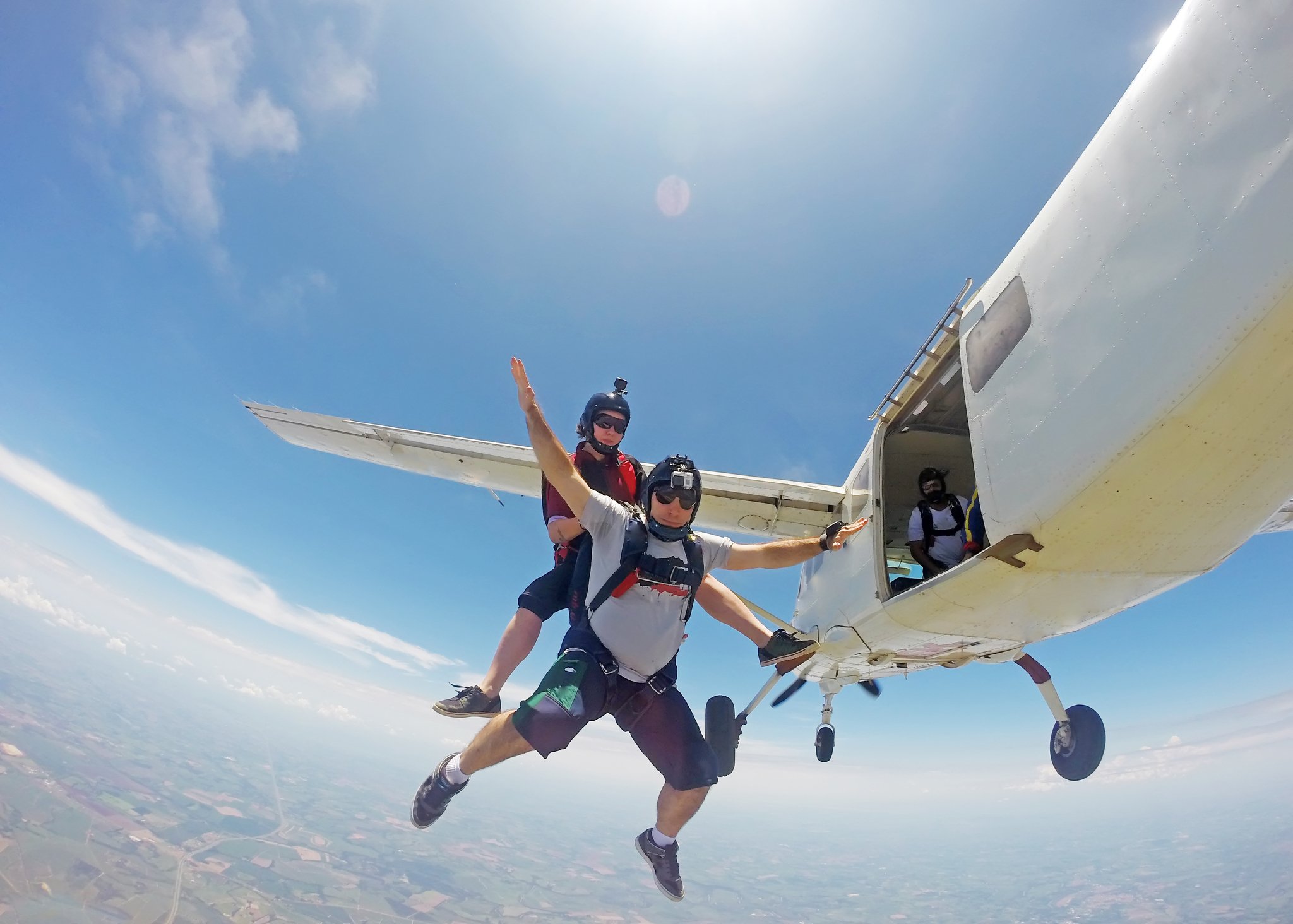 Photo of a  couple jumping out  from the plane | Photo: Getty Images