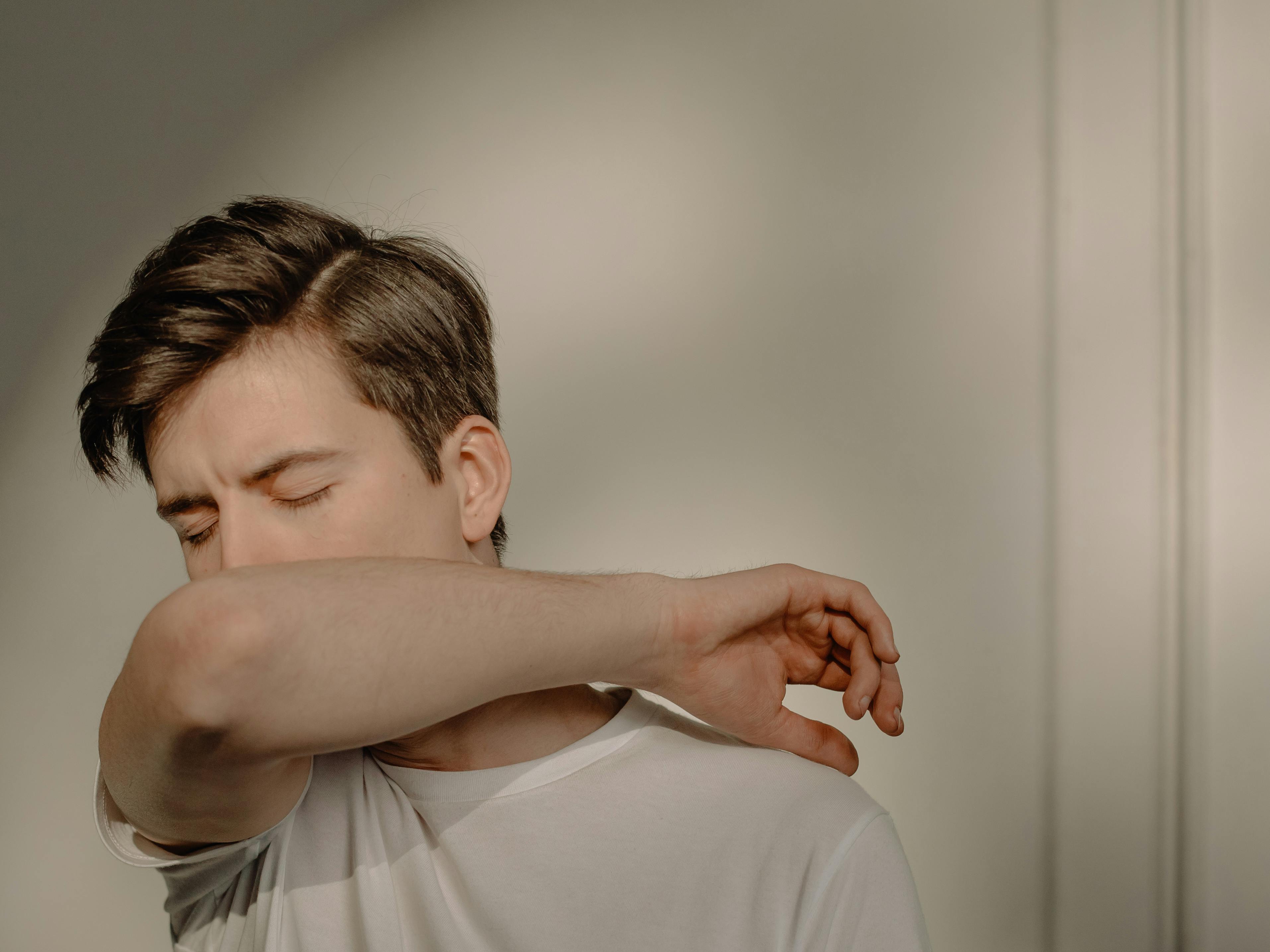 A man coughing | Source: Pexels