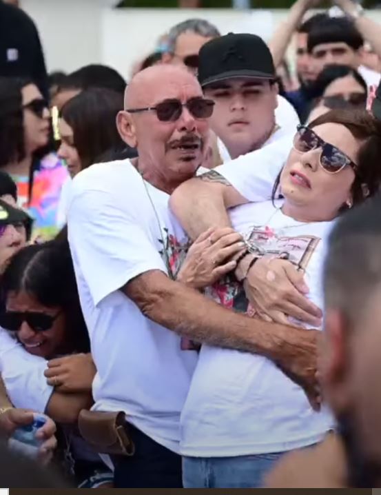 Heartbroken people at the funeral procession in honor of Gabriela Nicole Pratts Rosario, from a news reported dated August 15, 2025 | Source: Youtube/El Nuevo Dia