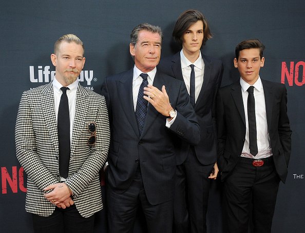 Sean Brosnan, Pierce Brosnan, Dylan Brosnan et Paris Brosnan arrivent à la première du film "No Escape" de The Weinstein Company au Regal Cinemas L.A | Photo: Getty Images