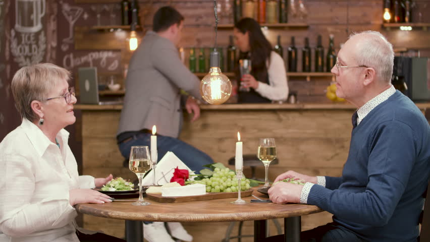 A couple on a date | Photo: Shutterstock