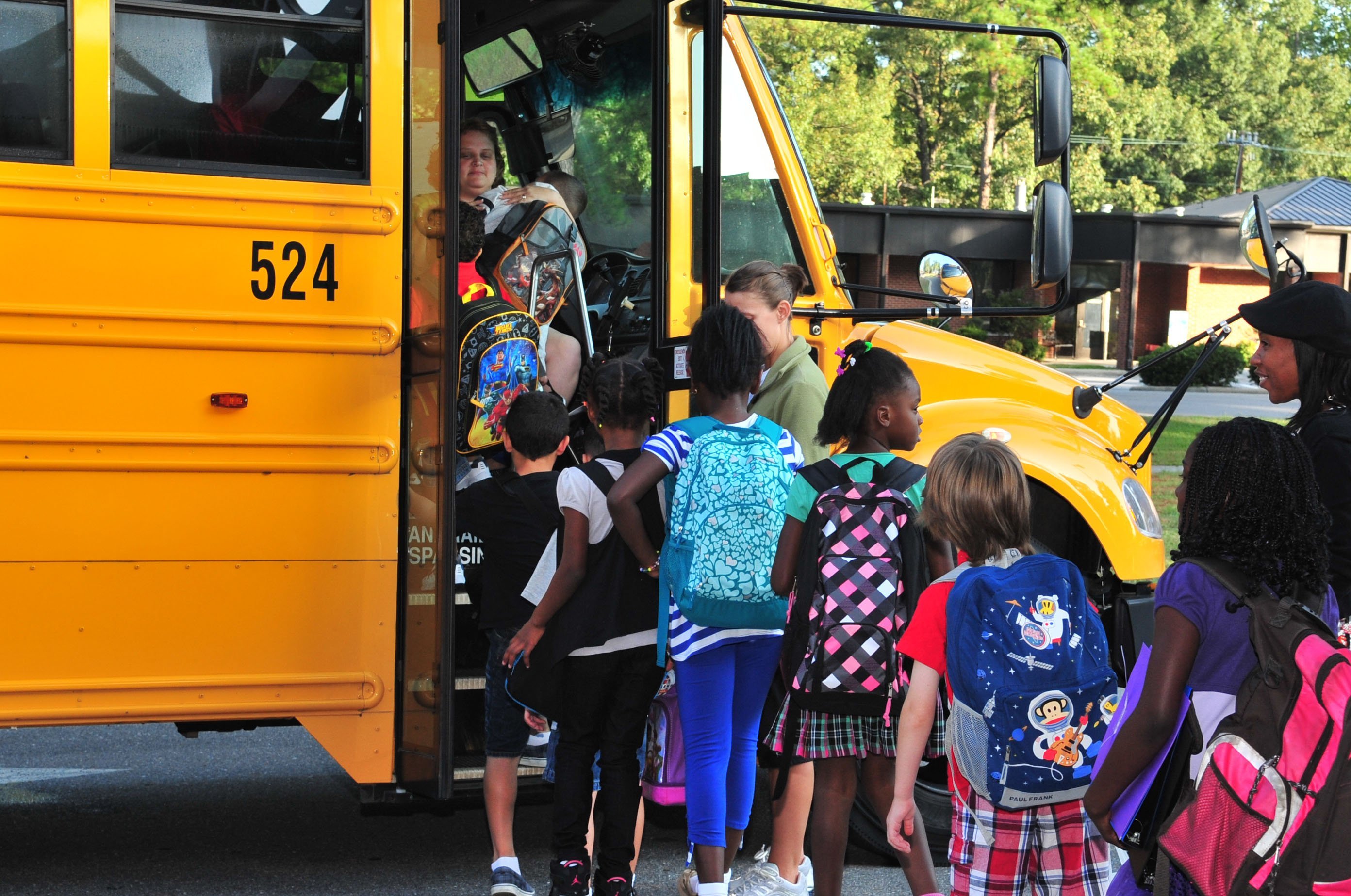 Kinder und Schulbus | Quelle: US Air Force