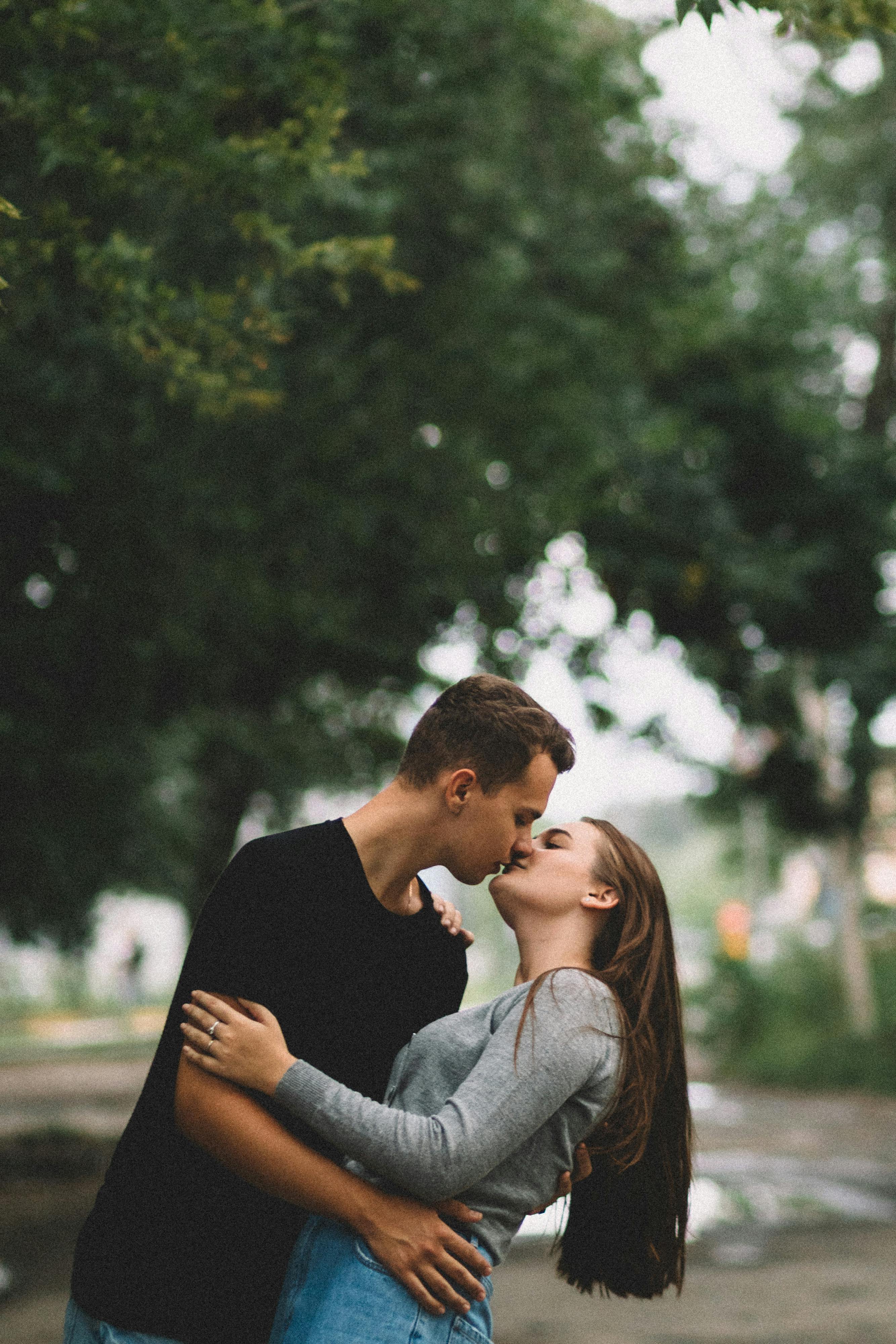 A teenage couple sharing a kiss | Source: Pexels