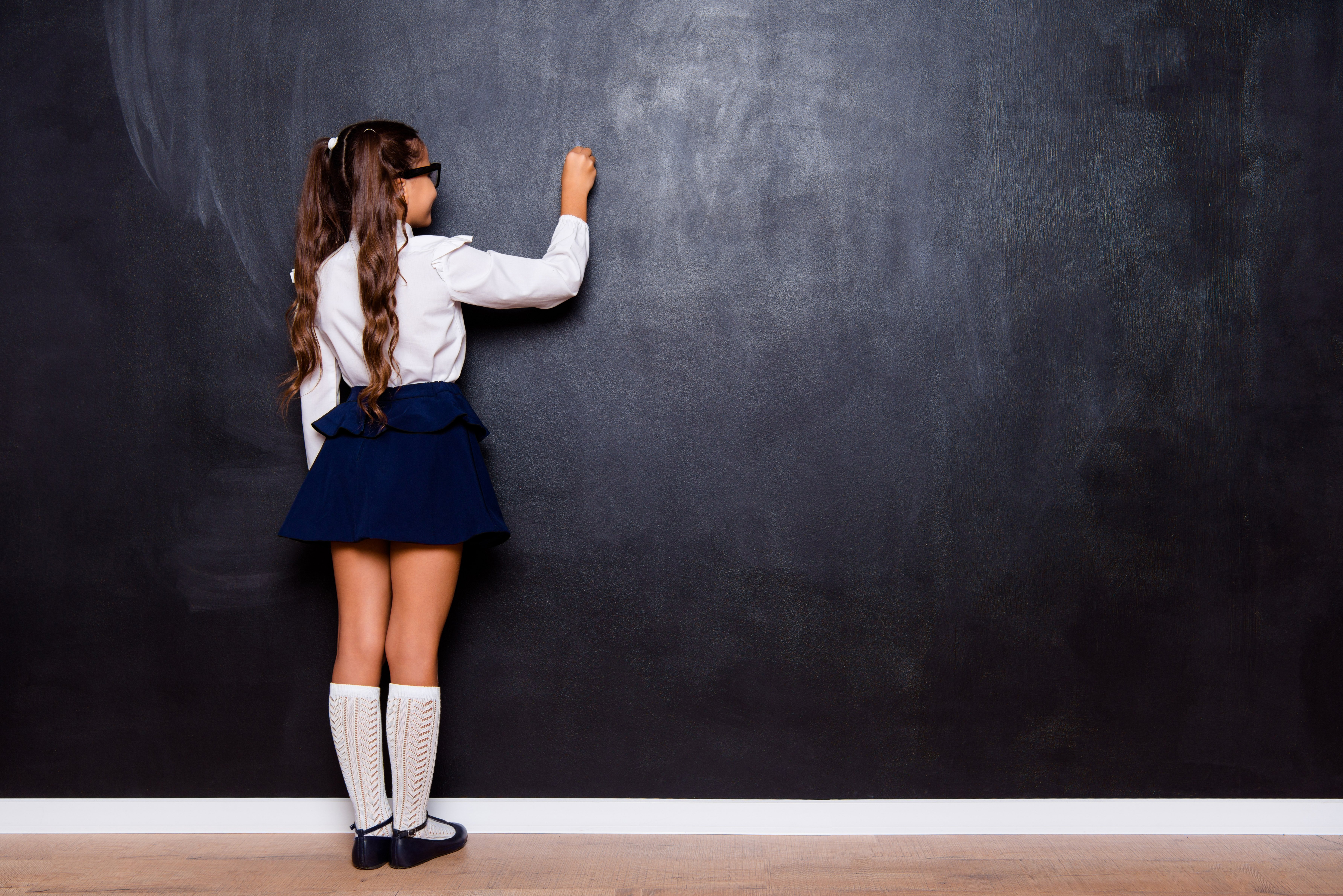 Une écolier au tableau. | Photo : Shutterstock