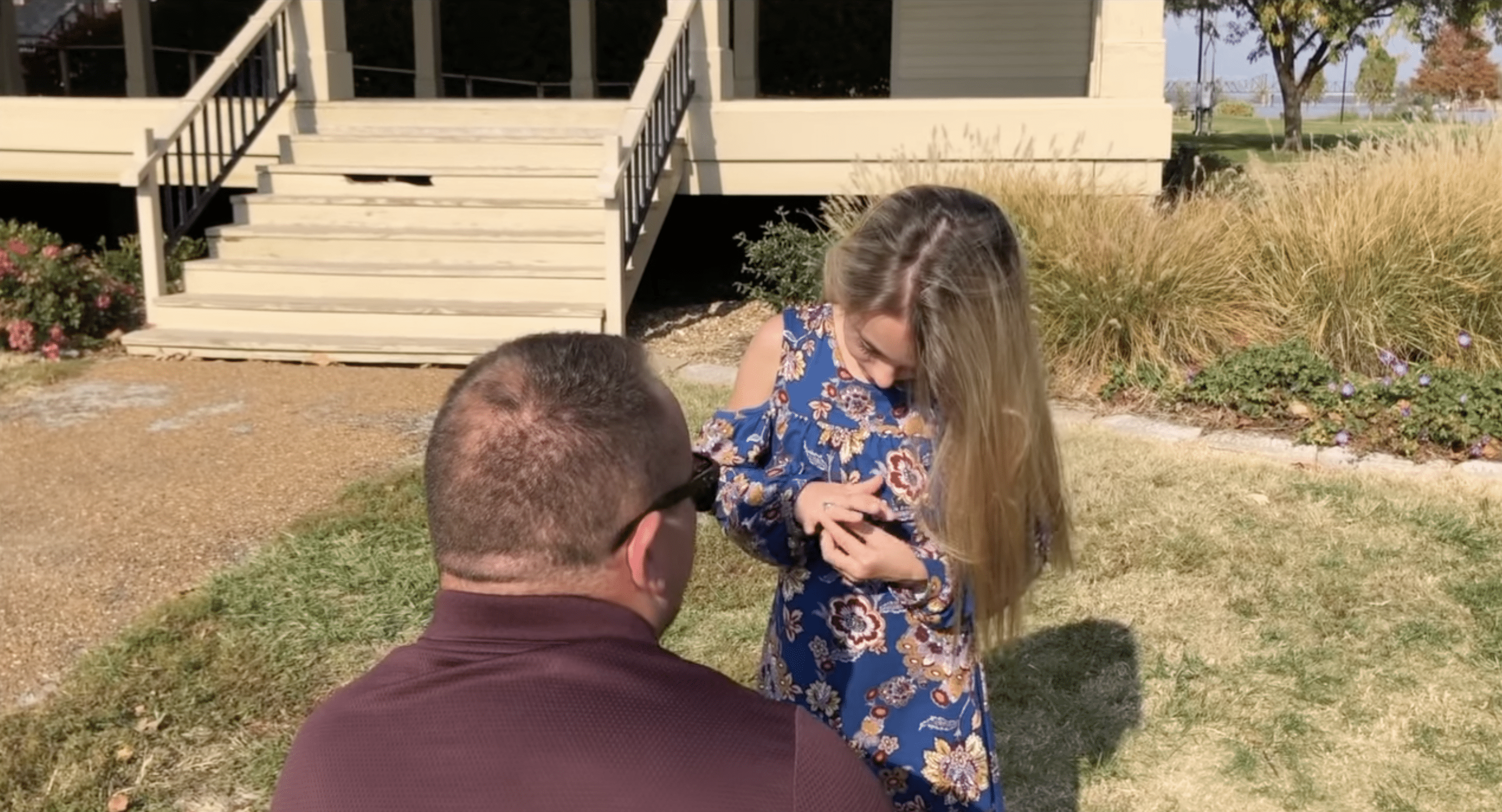 Tim Bobbitt le regaló un anillo especial a Kylee después de decirle que había sido adoptada oficialmente. | Foto: YouTube/Tim Bobbitt