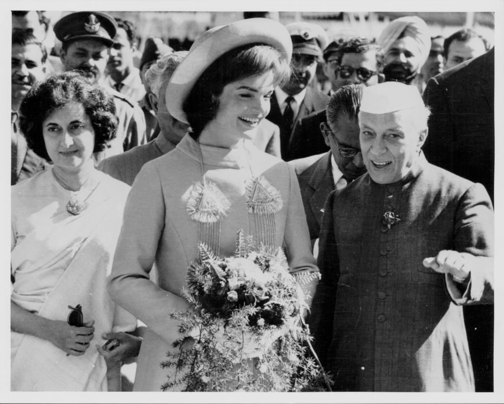 Jacqueline Kennedy con el primer ministro indio Nehru y su hija Indira el 16 de marzo de 1962. | Foto: Getty Images Jacqueline Kennedy con el primer ministro indio Nehru y su hija Indira el 16 de marzo de 1962. | Foto: Getty Images