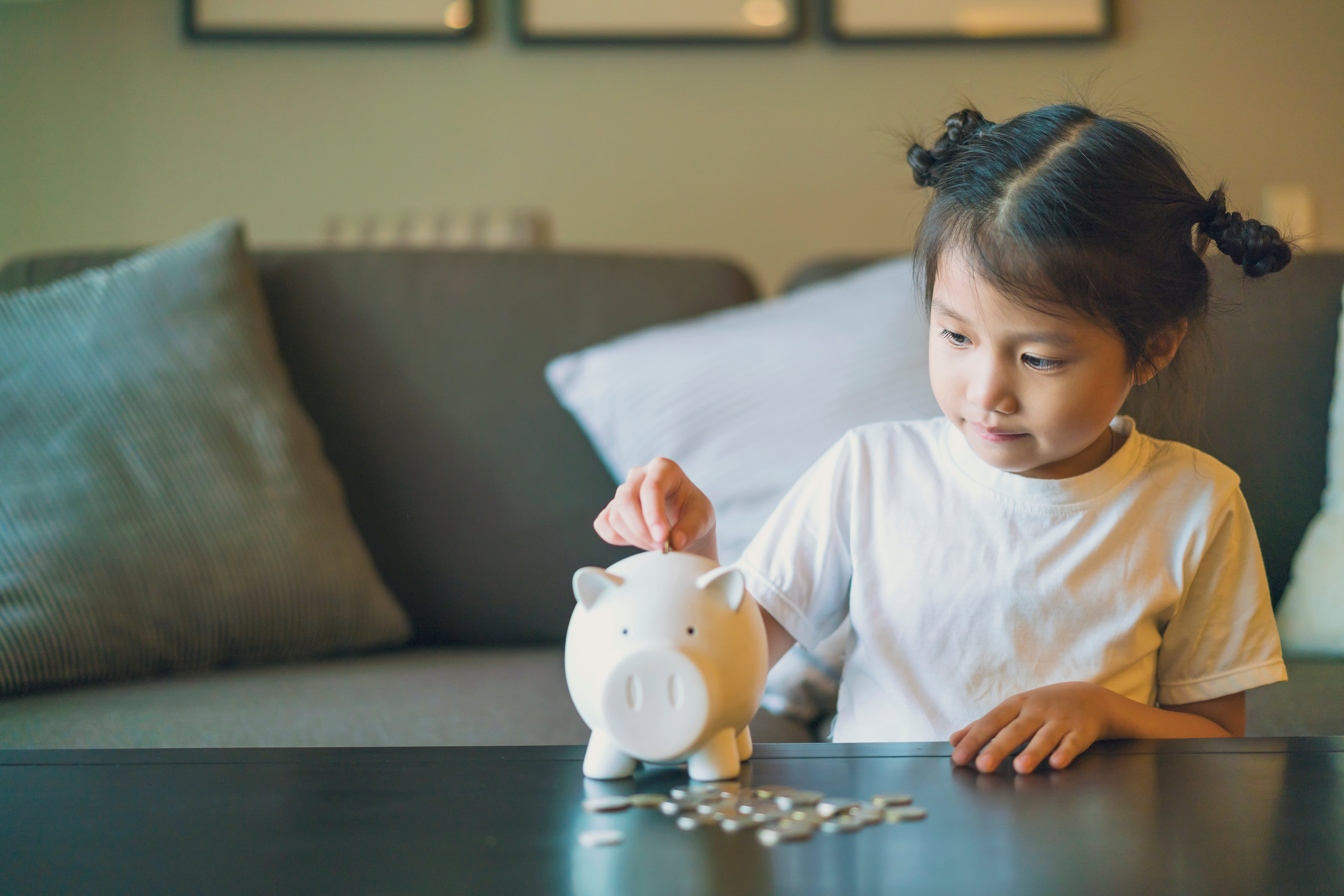 Niña pequeña ahorrando dinero. | Foto: Shutterstock