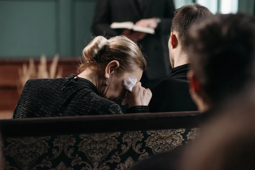 Christie pleure son mari lors de ses funérailles. | Photo : Pexels