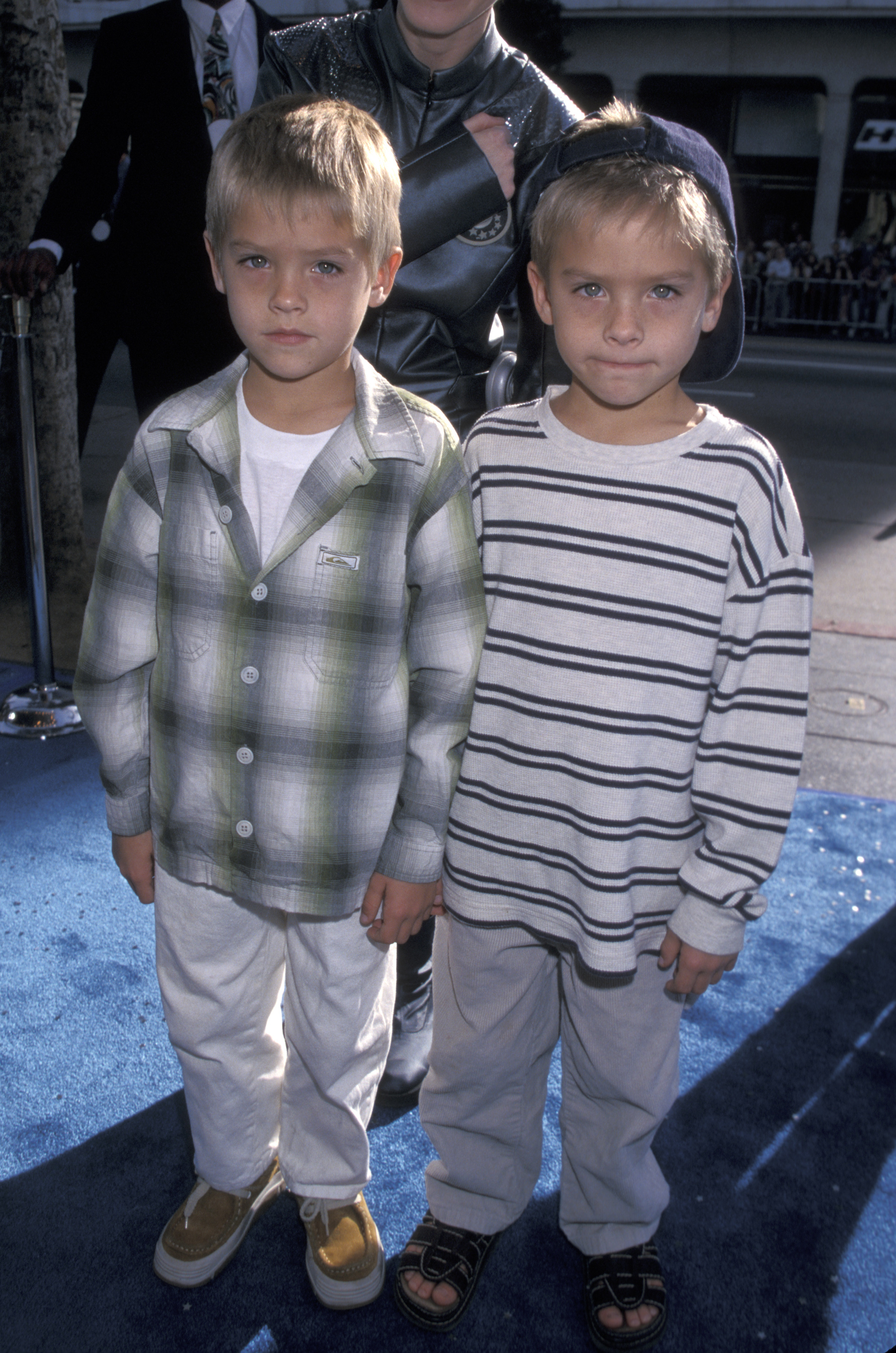 Dylan and Cole Sprouse at the premiere of "Galaxy Quest" on December 19, 1999, in Los Angeles, California. | Source: Getty Images