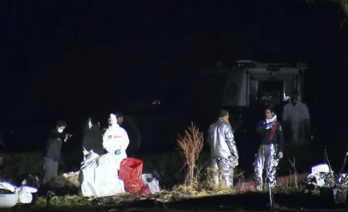 People gathered at the plane crash site that claimed the lives of Yeison Jiménez and six members of his team, from a post dated January 11, 2026 | Source: Youtube/@PeriodicoElColombiano_