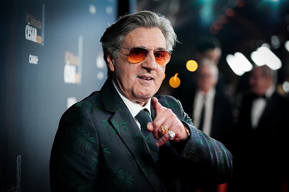 Daniel Auteuil arrive à la cérémonie des César 2020 à Paris, France. |Photo : Getty Images