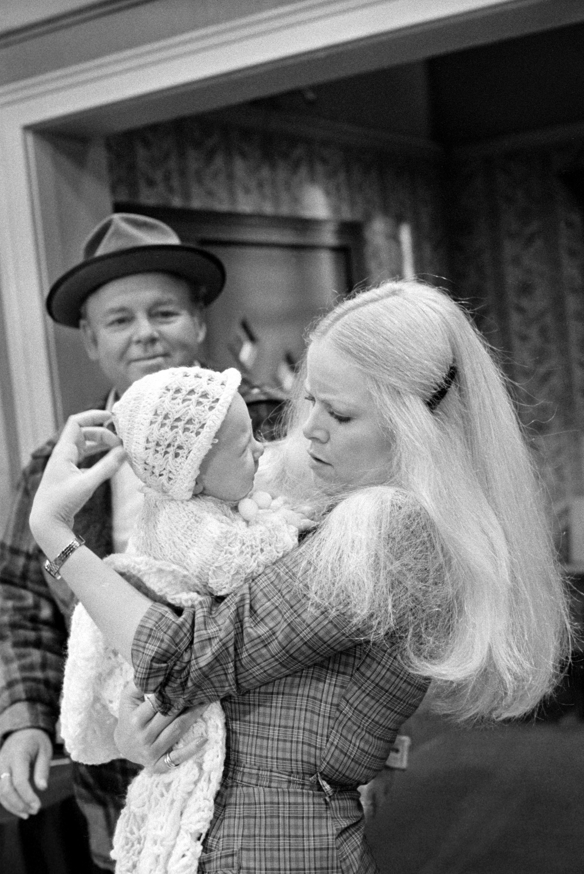 Carroll O'Connor (as Archie Bunker), Sally Struthers (as Gloria Bunker Stivic) and Baby as "Joey Stivic" are shown in the "Mike's move" episode of "All in family on January 16, 1976. |  Source: Getty Images