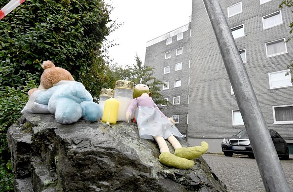 Gedenkstätte für die verstorbenen Kinder vor dem Wohnhaus, September 2020, Solingen | Quelle: Getty Images