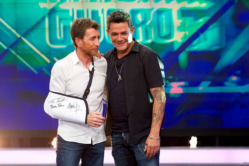 Pablo Motos y Alejandro Sanz en el programa de televisión 'El Hormiguero' el 31 de agosto de 2015 en Madrid, España. | Foto: Getty Images
