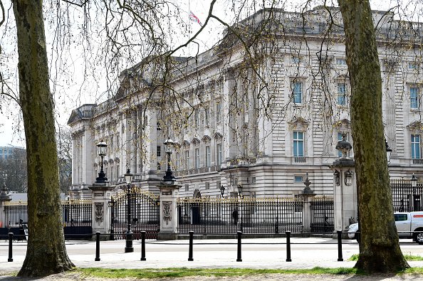 Eine Ansicht der Union-Flagge am Buckingham Palace vom Green Park aus, während sie auf Halbmast weht, am 14. April 2021 in London | Quelle: Getty Images