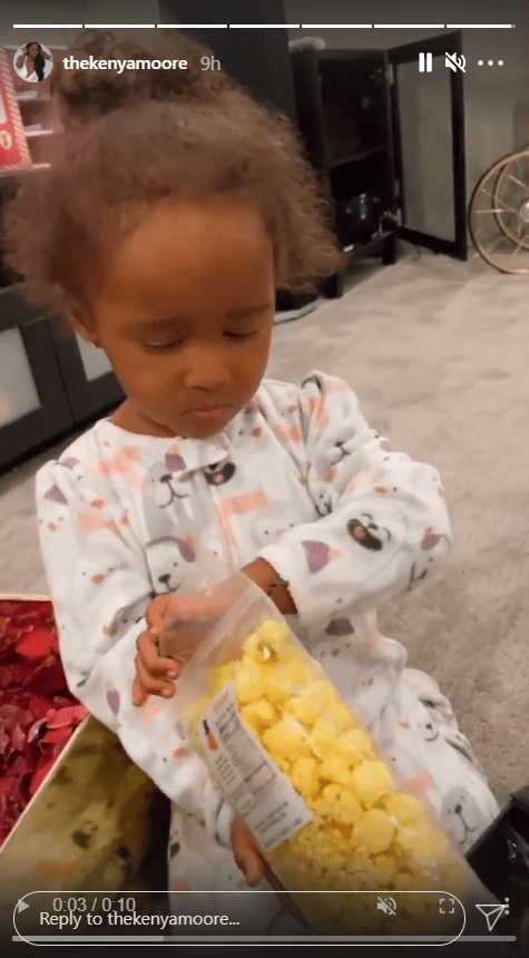 Brooklyn Daly cutely frowning on her mother Kenya Moore's Instagram page | Photo: Instagram/thekenyamoore