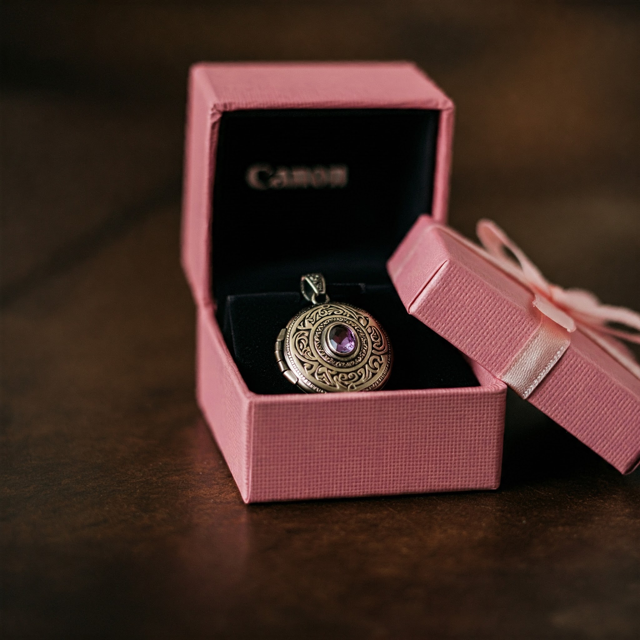 A locket in a gift box | Source: Gemini