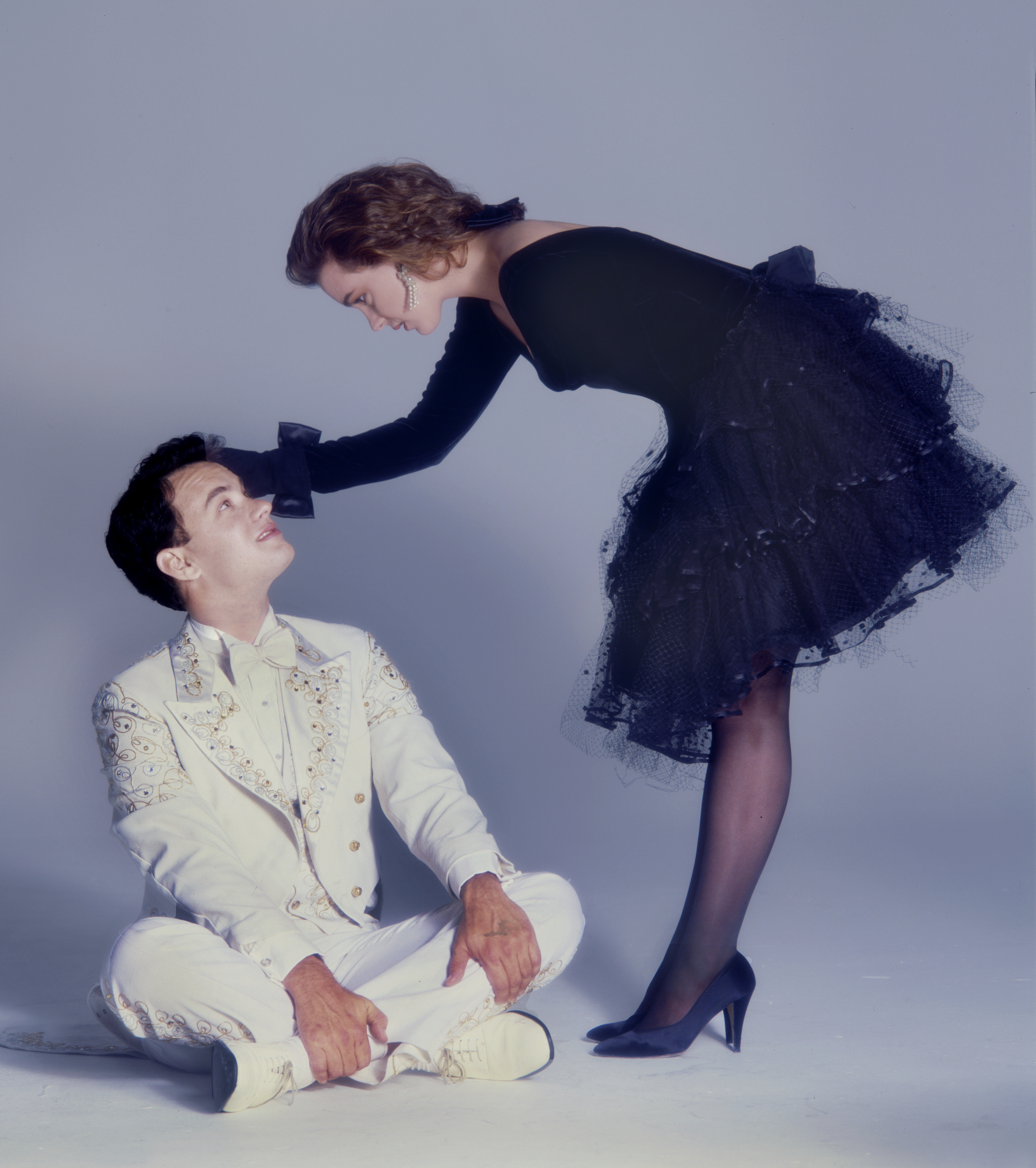 Tom Hanks and Elizabeth Perkins at a promotional shoot for their film "Big" in 1988 | Source: Getty Images