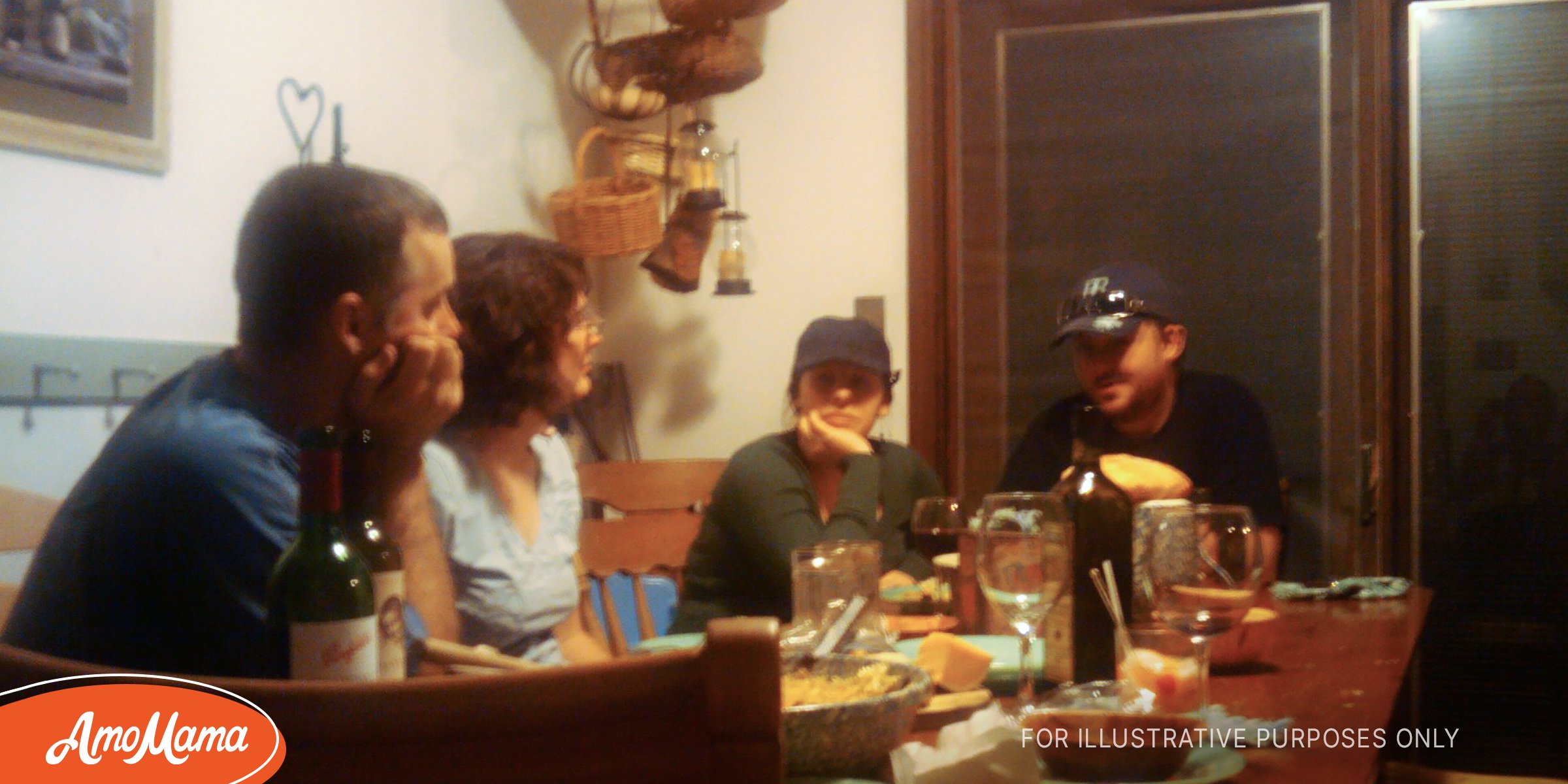 Family sitting at the dinner table. | Source: Flickr/wickenden (CC BY-SA 2.0)