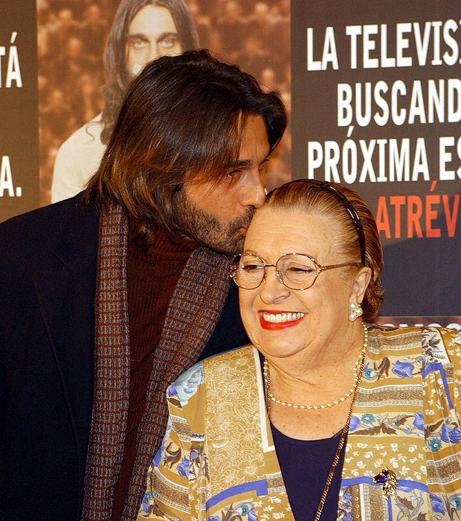 El actor español Jordi Molla y la actriz Florinda Chico en el Cine Palafox de Madrid, España, el 6 de mayo de 2002. | Foto: Getty Images