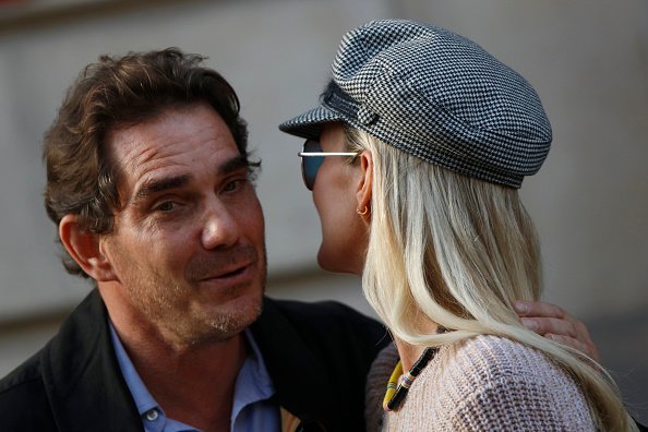 Laeticia Hallyday et Sébastien Farran sortent d'un rendez-vous avec leur avocat à Paris le 17 octobre 2018. | Photo : Getty Images