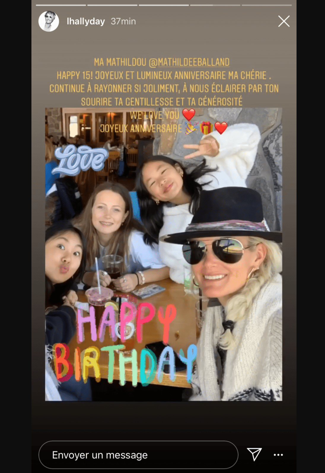 Photo partagée par Laeticia Hallyday souhaitant un joyeux anniversaire à sa belle fille. | Photo : Story Instagram / lhallyday Photo partagée par Laeticia Hallyday souhaitant un joyeux anniversaire à sa belle fille. | Photo : Story Instagram / lhallyday