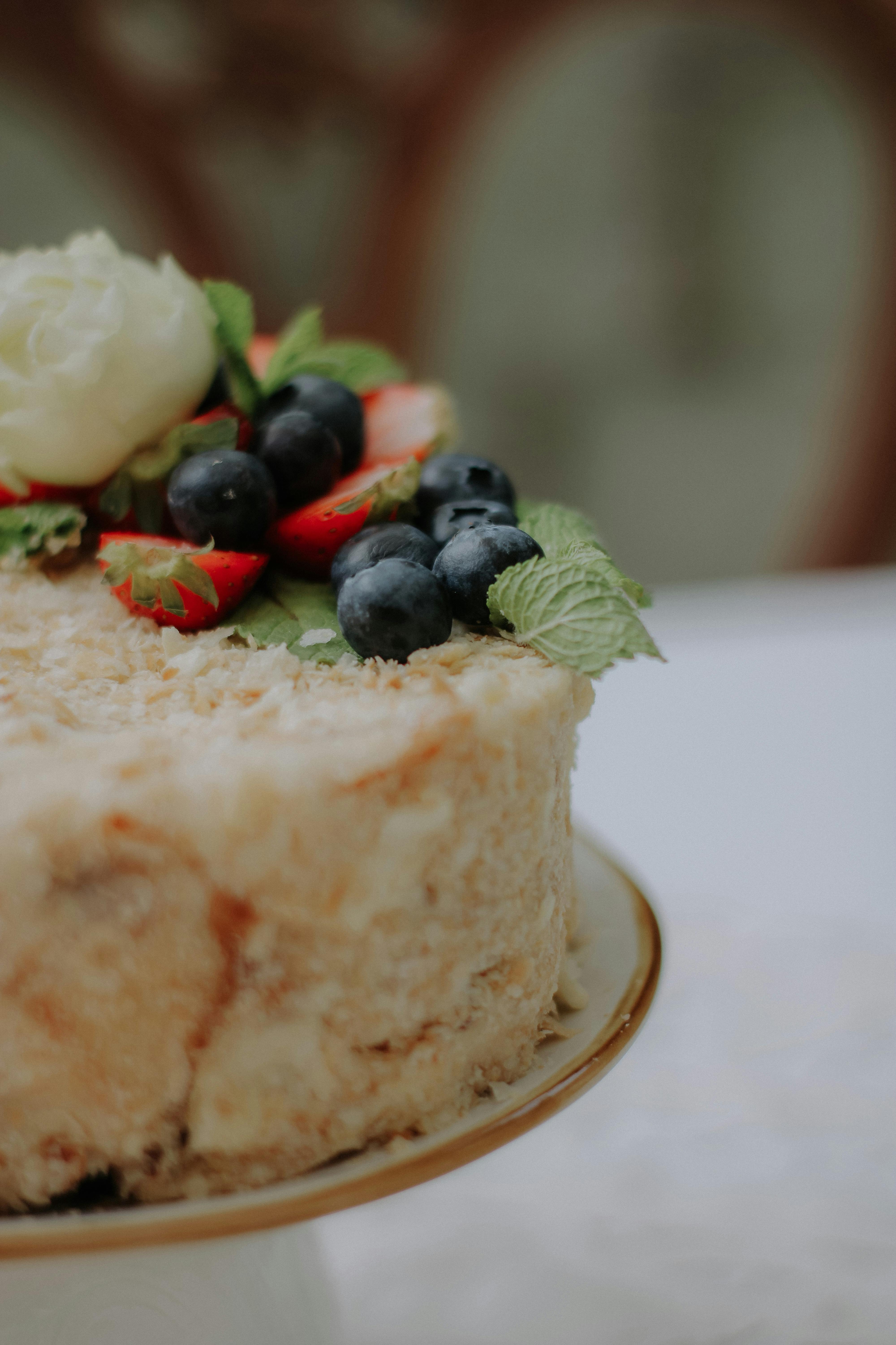 A view of half a cake with strawberries and other fruit | Source: Pexels