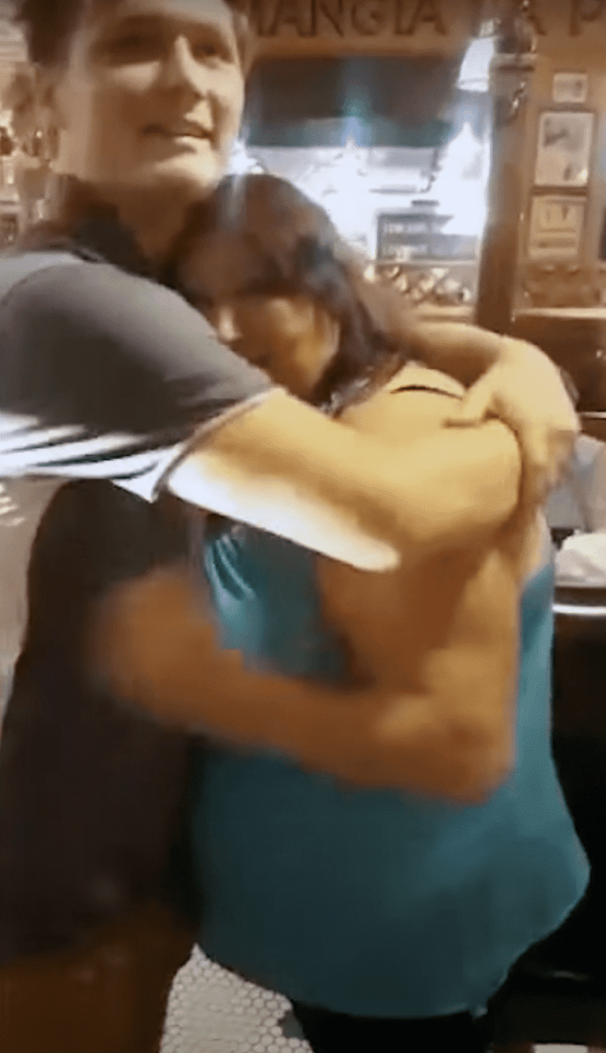 Tammy Oswalt umarmt ihren Sohn Dylan Rich. | Quelle: YouTube.com/Inside Edition