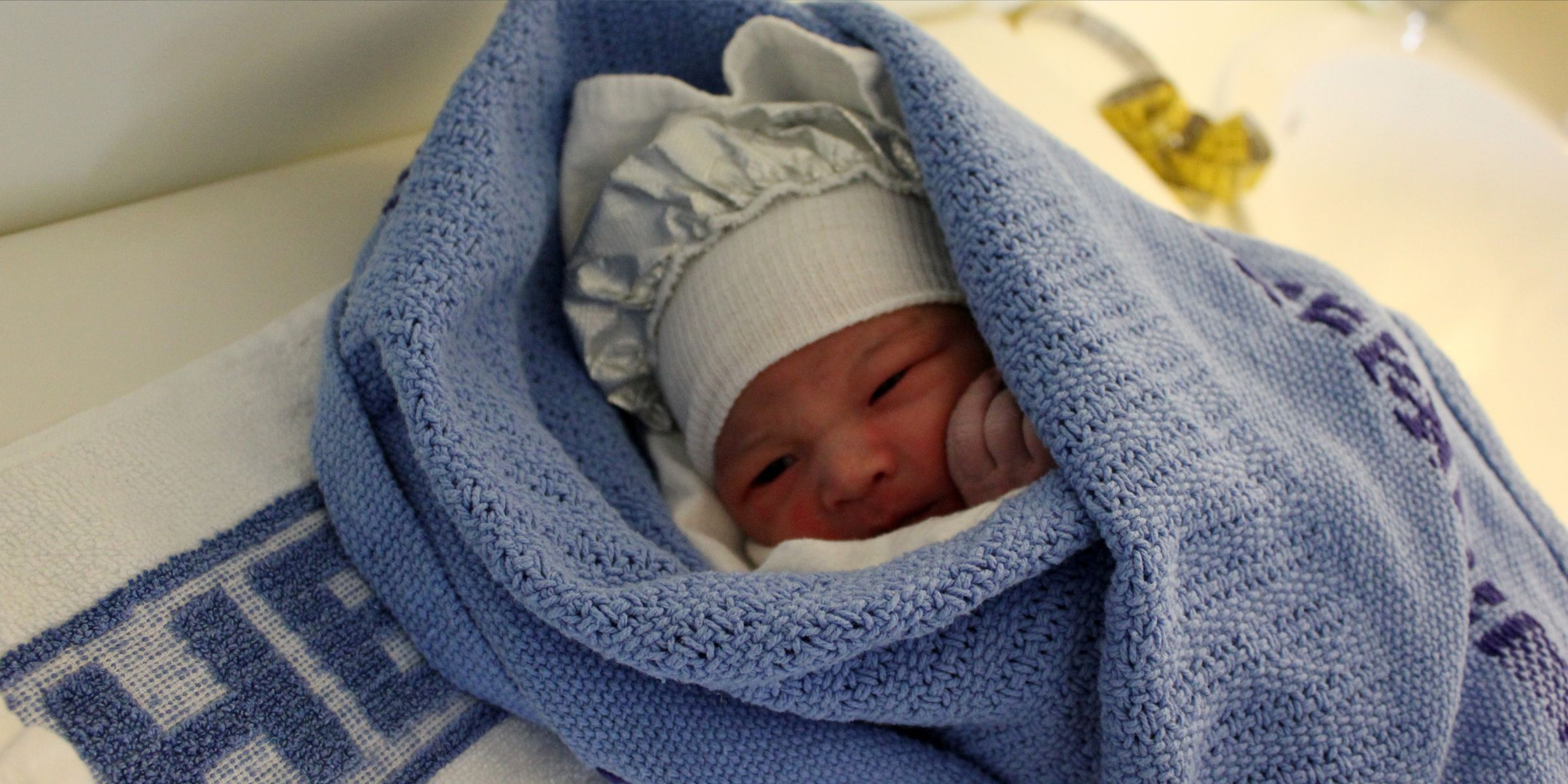 A baby wrapped in a blanket | Source: Flickr