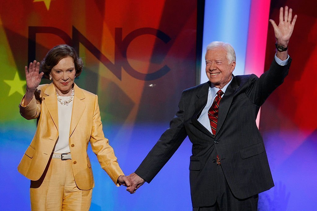L'ancien président américain Jimmy Carter et l'ancienne première dame Rosalynn Carter saluent sur scène lors de la première journée de la Convention nationale démocrate (DNC) au Pepsi Center le 25 août 2008 à Denver, Colorado. | Photo : Getty Images