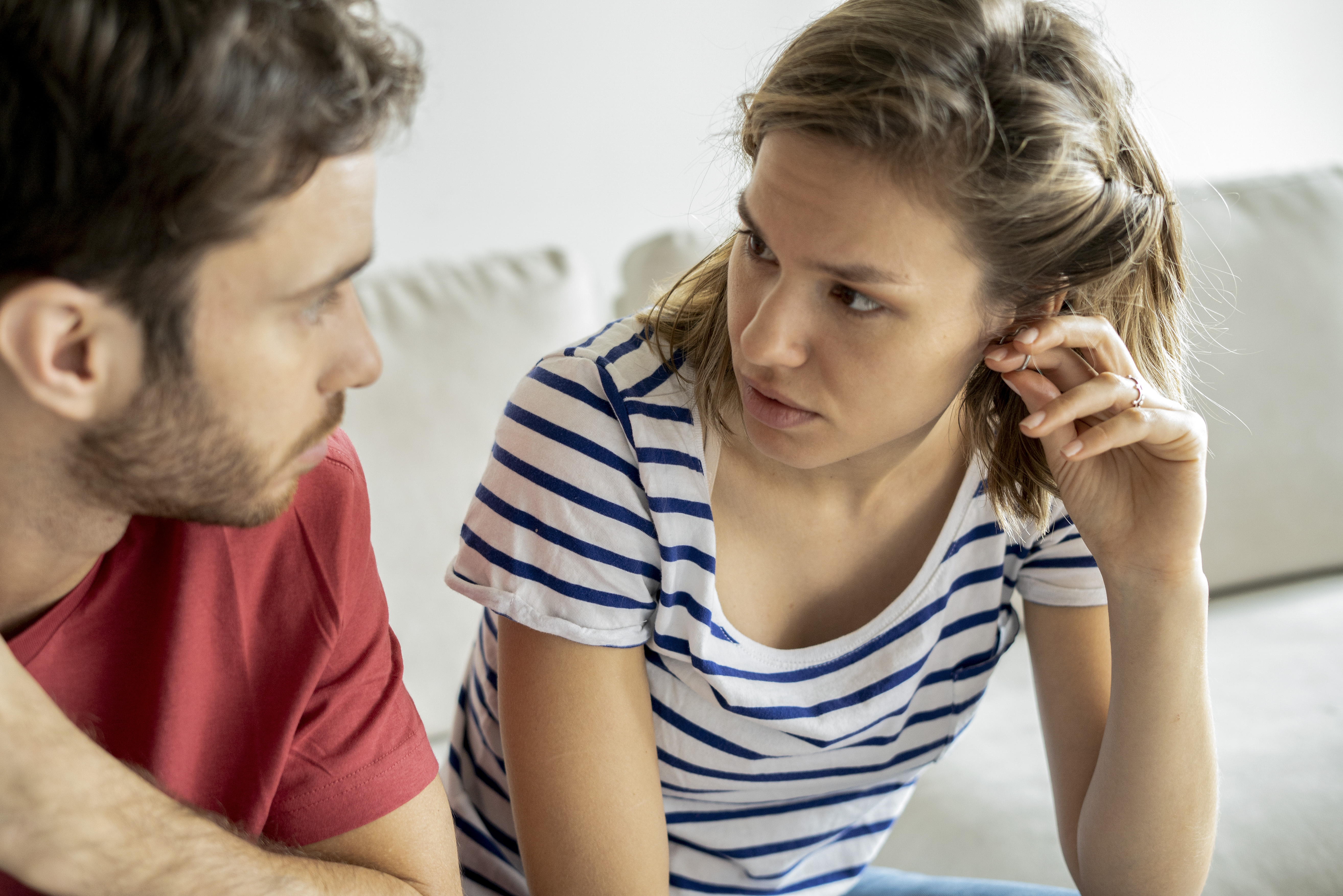 A couple having a serious conversation | Source: Getty Images