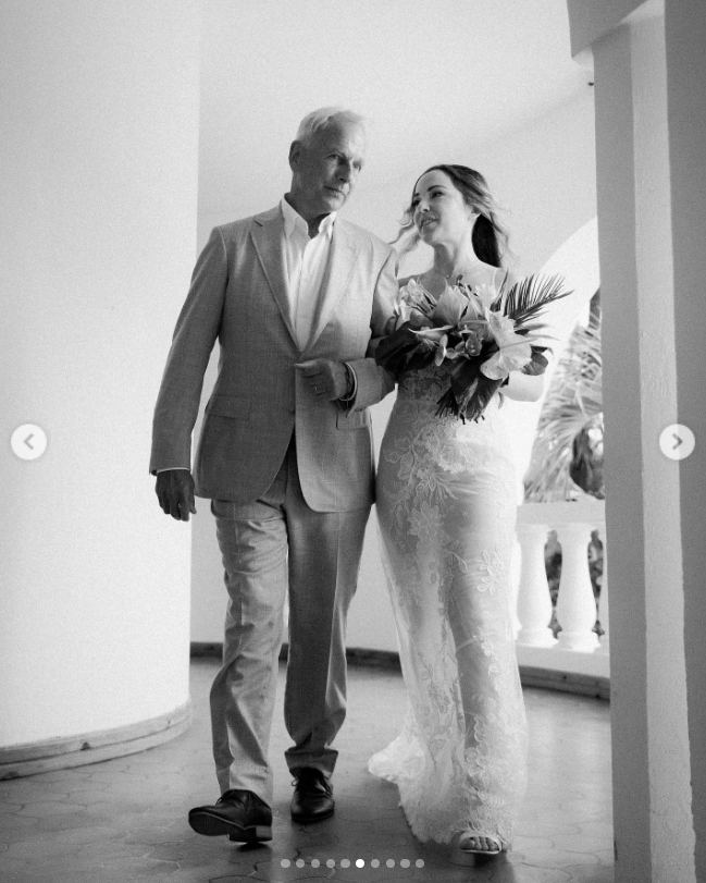 Courtney Prather being walked down the aisle by Mark Harmon on her wedding day on November 11, 2022, in Nosara, Costa Rica | Source: Instagram/courtneyprather