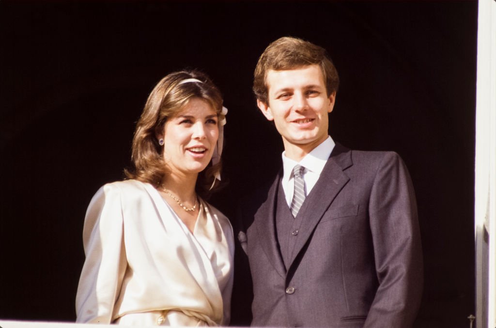 Caroline de Monaco et Stefano Casiraghi au balcon du palais le jour de leur mariage le 23 décembre 1983, Monaco. | Photo Getty Images