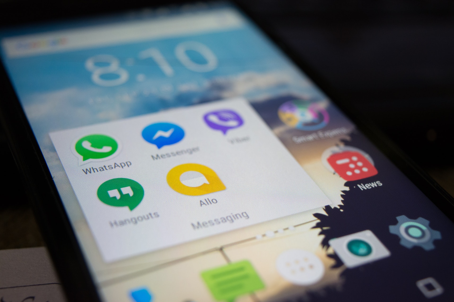Ein Handybildschirm mit Social-Media-Anwendungen | Quelle: Pexels